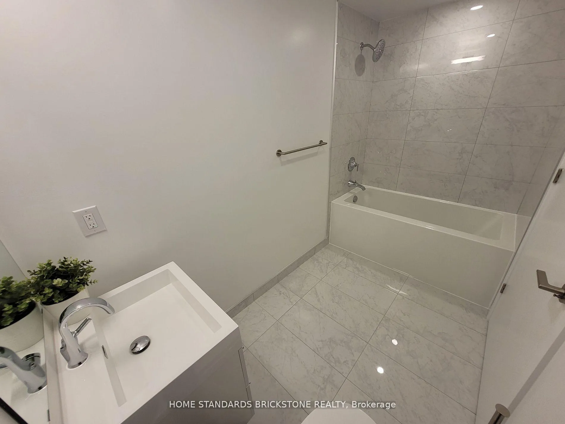 Photo 3 of Unit 1505, 39 Roehampton Avenue, Toronto, Mount Pleasant West — HOMEH