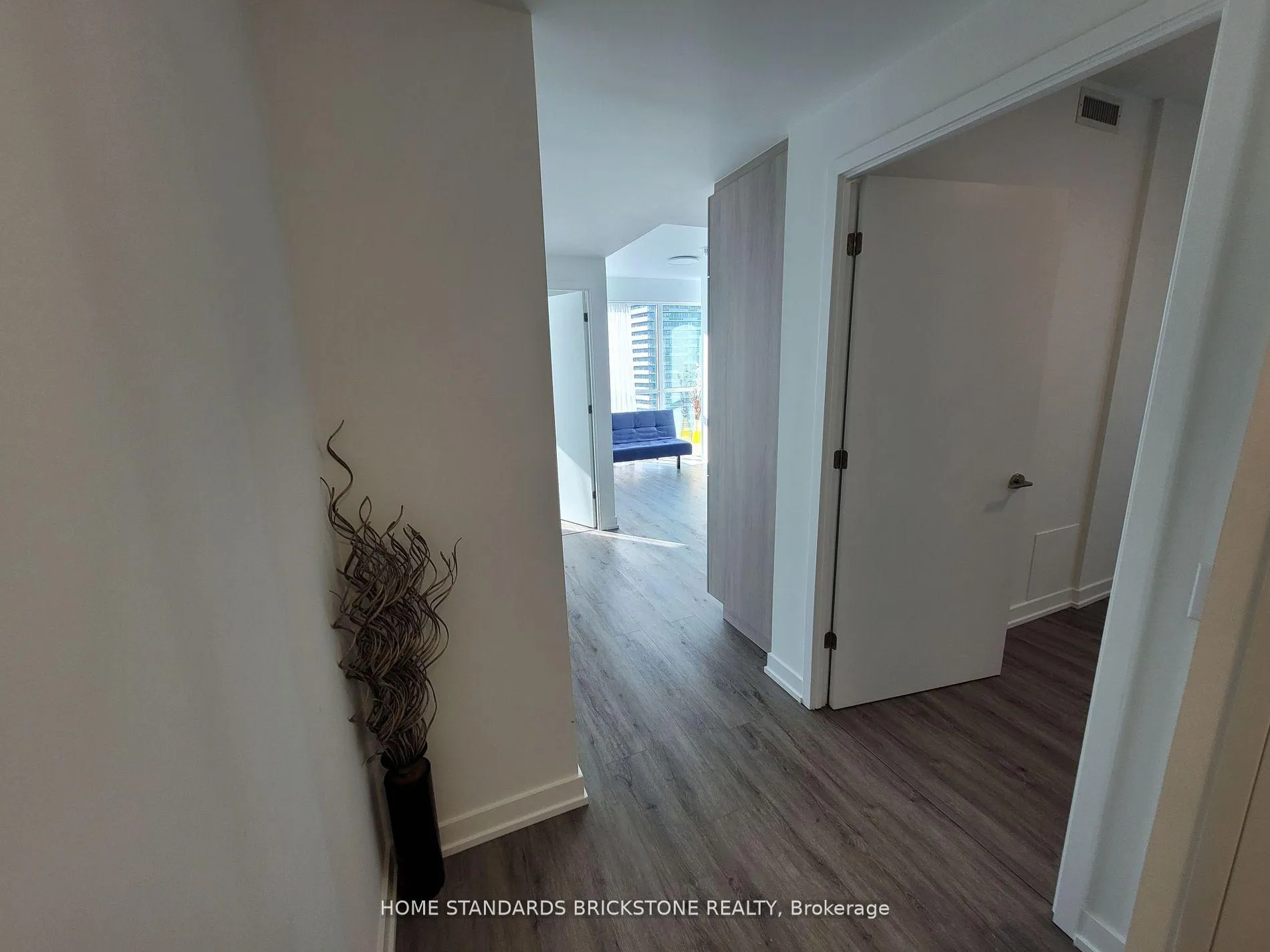 Photo 4 of Unit 1505, 39 Roehampton Avenue, Toronto, Mount Pleasant West — HOMEH