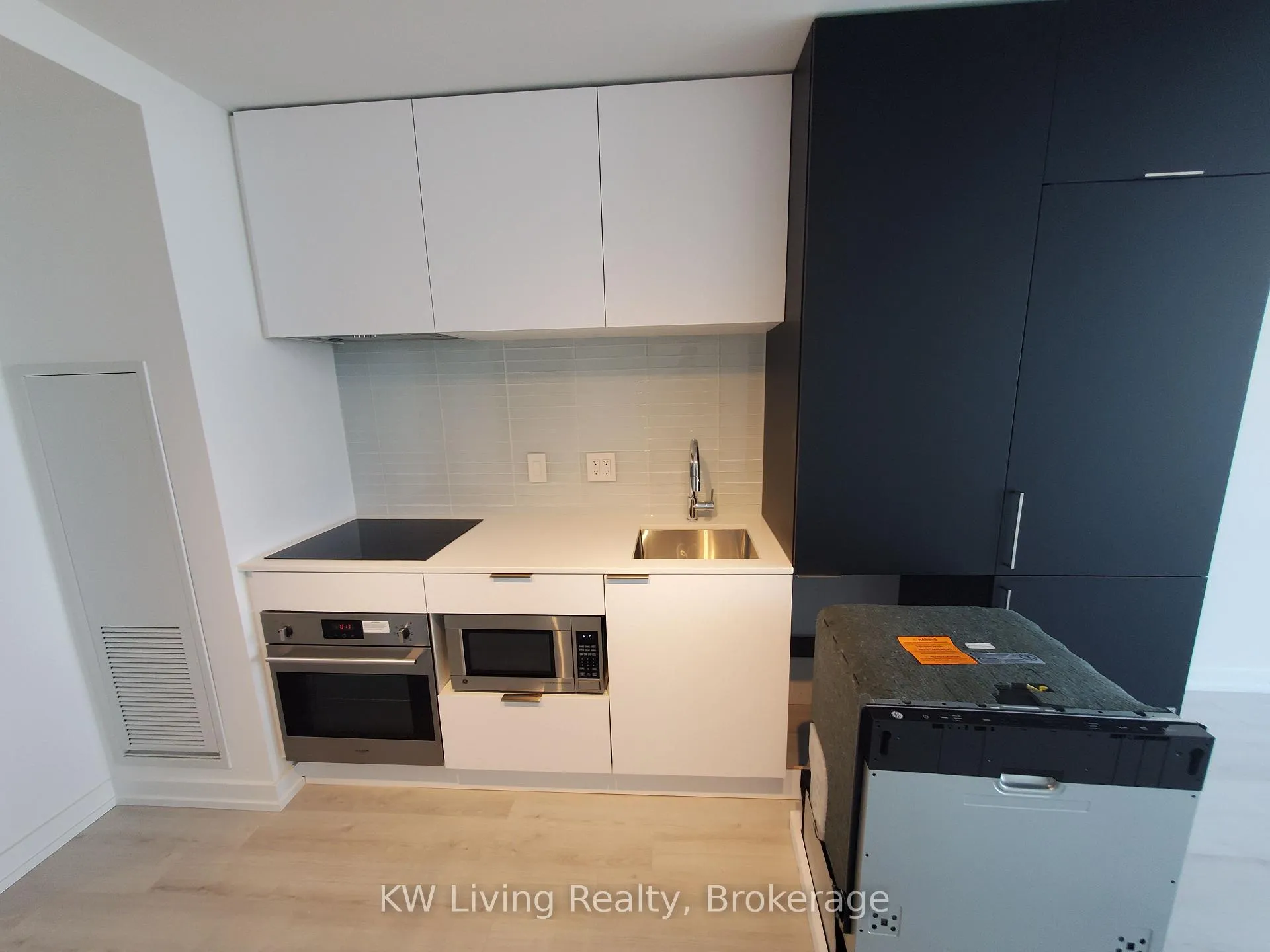 Photo 6 of Unit 2910, 33 Helendale Avenue, Toronto, Mount Pleasant West — HOMEH