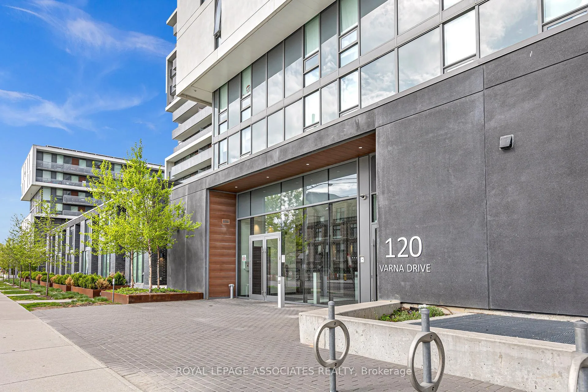 Photo 2 of Unit 910, 120 Varna Drive, Toronto, Englemount-Lawrence — HOMEH