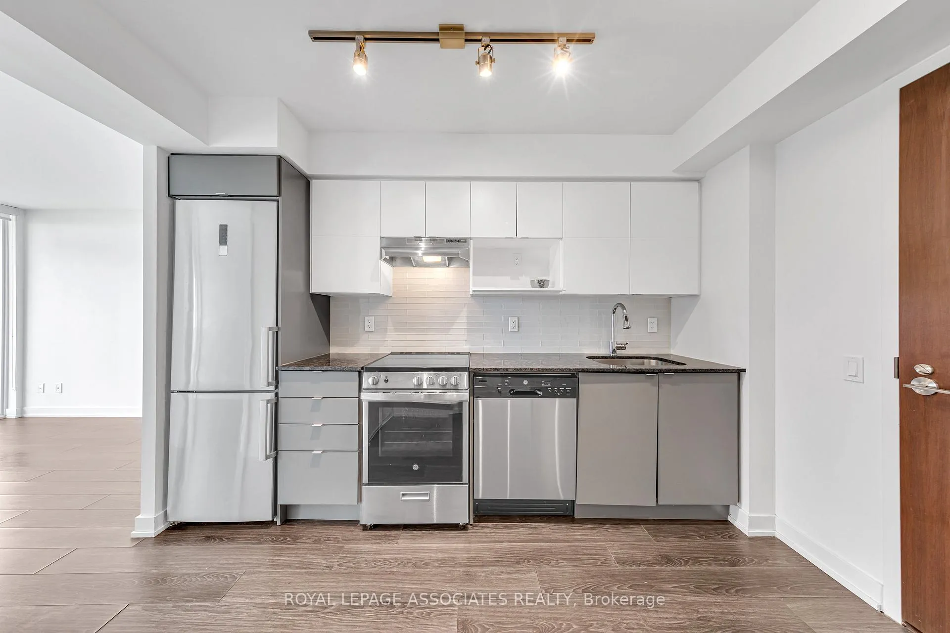 Photo 3 of Unit 910, 120 Varna Drive, Toronto, Englemount-Lawrence — HOMEH