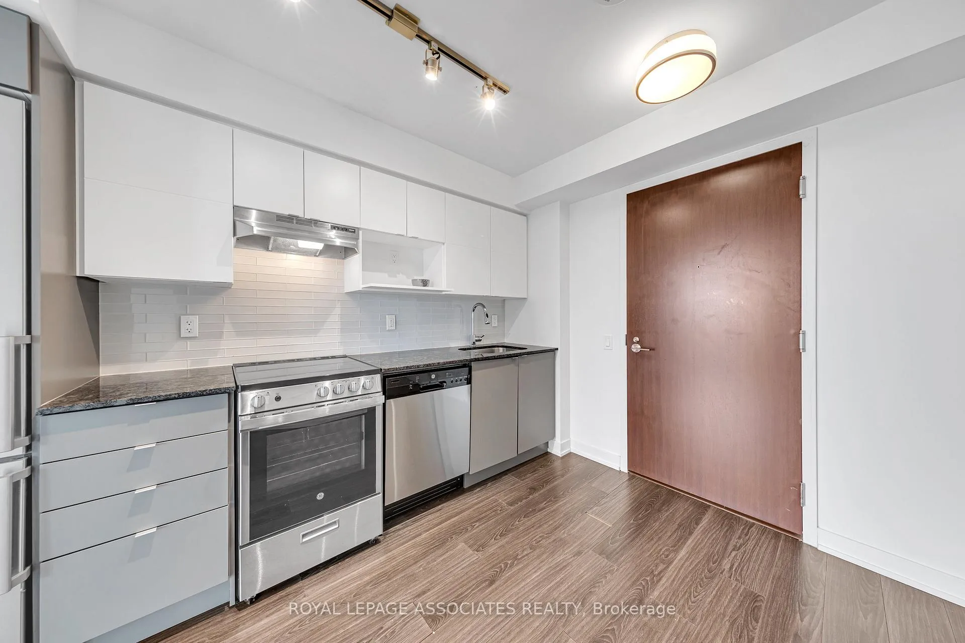 Photo 4 of Unit 910, 120 Varna Drive, Toronto, Englemount-Lawrence — HOMEH