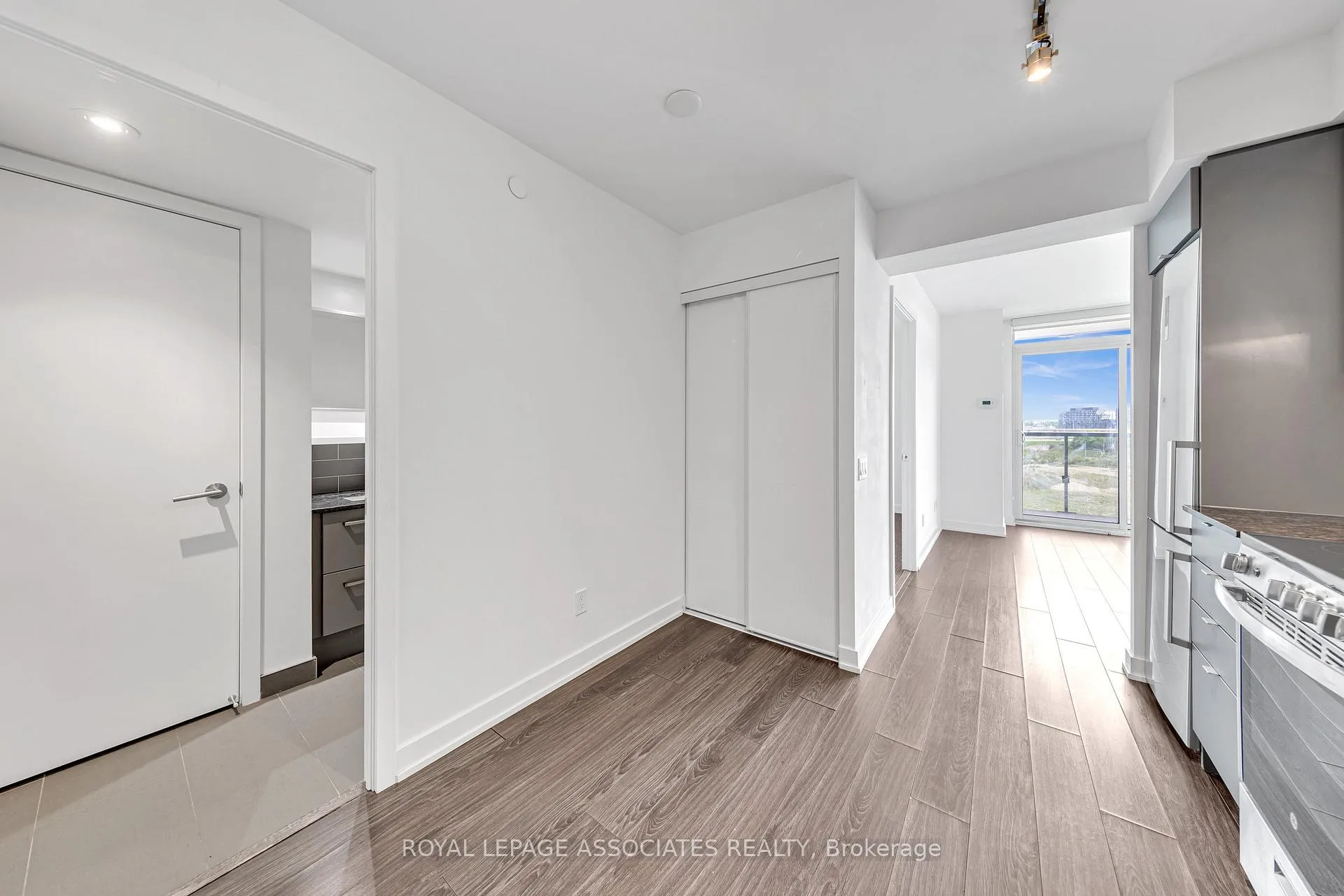 Photo 6 of Unit 910, 120 Varna Drive, Toronto, Englemount-Lawrence — HOMEH
