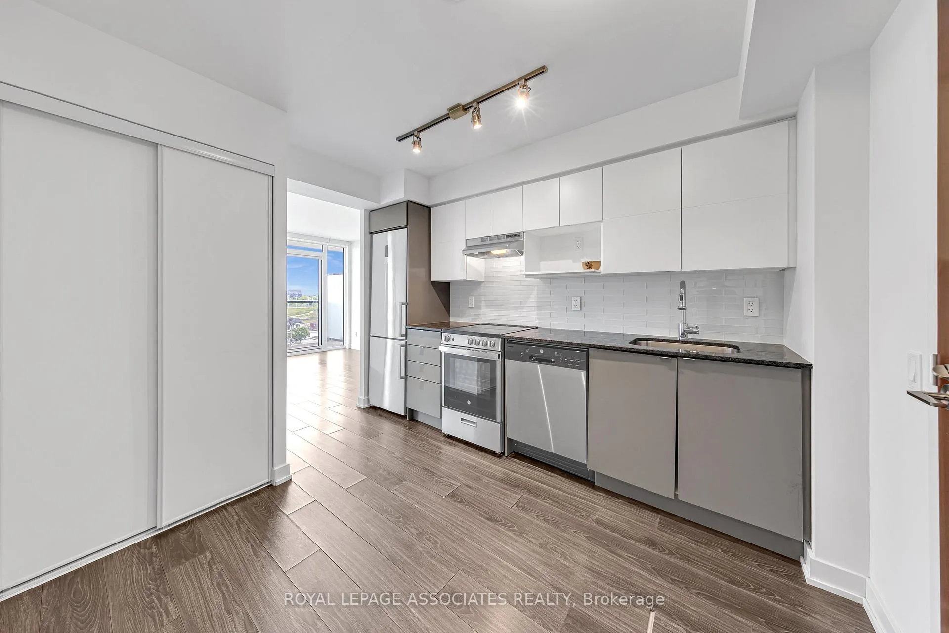 Photo 7 of Unit 910, 120 Varna Drive, Toronto, Englemount-Lawrence — HOMEH