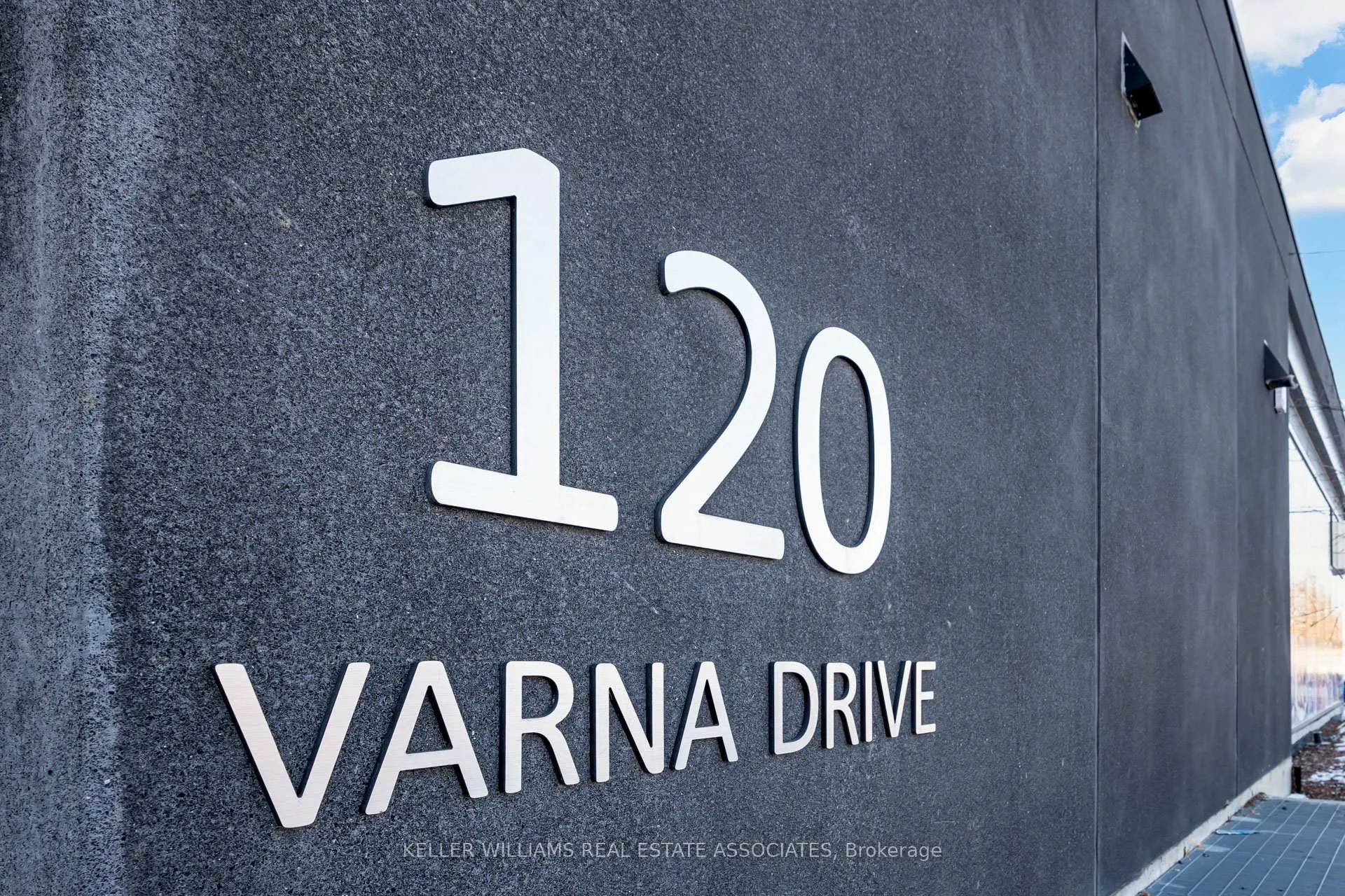 Photo 2 of Unit 1017, 120 Varna Drive, Toronto, Englemount-Lawrence — HOMEH