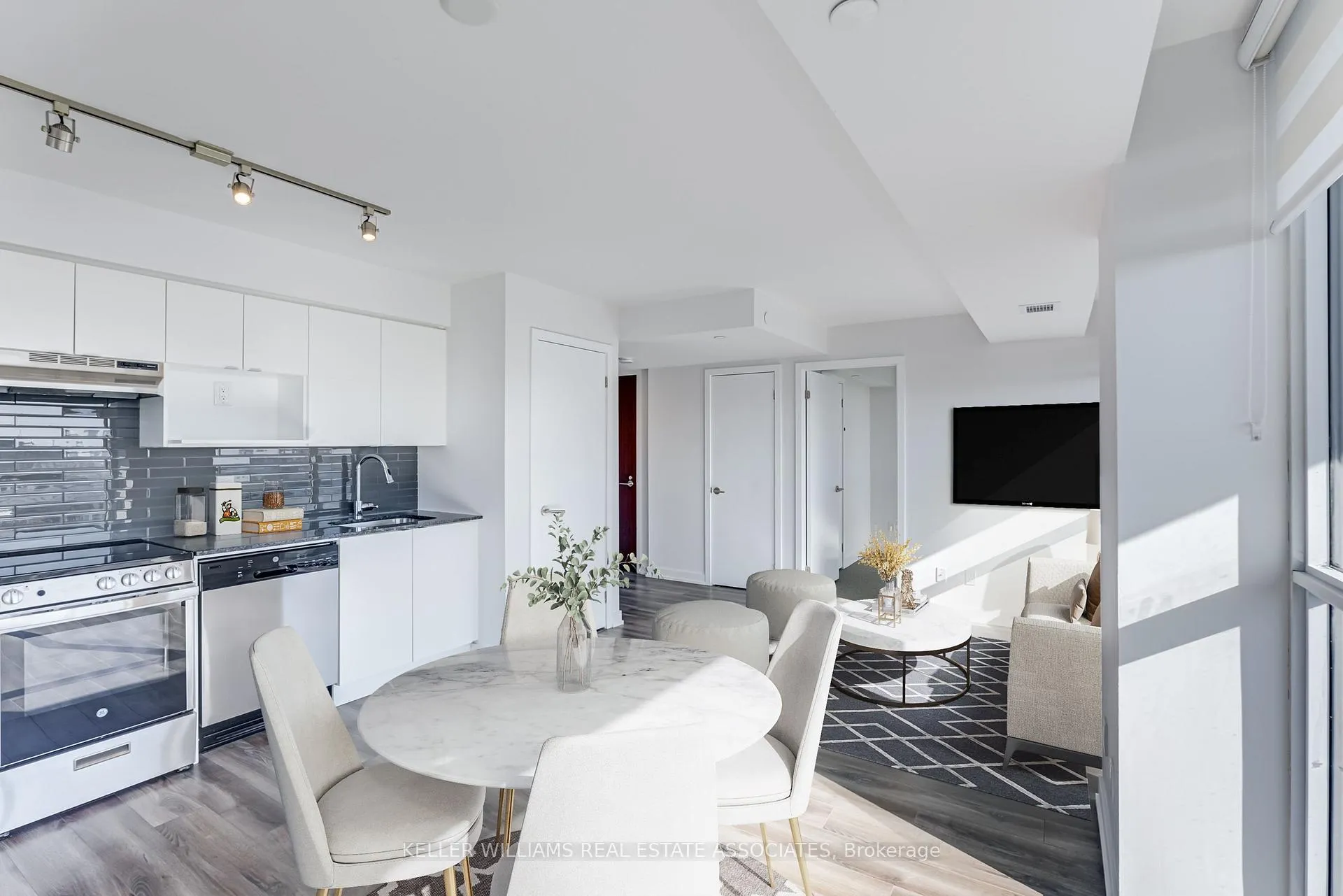 Photo 7 of Unit 1017, 120 Varna Drive, Toronto, Englemount-Lawrence — HOMEH