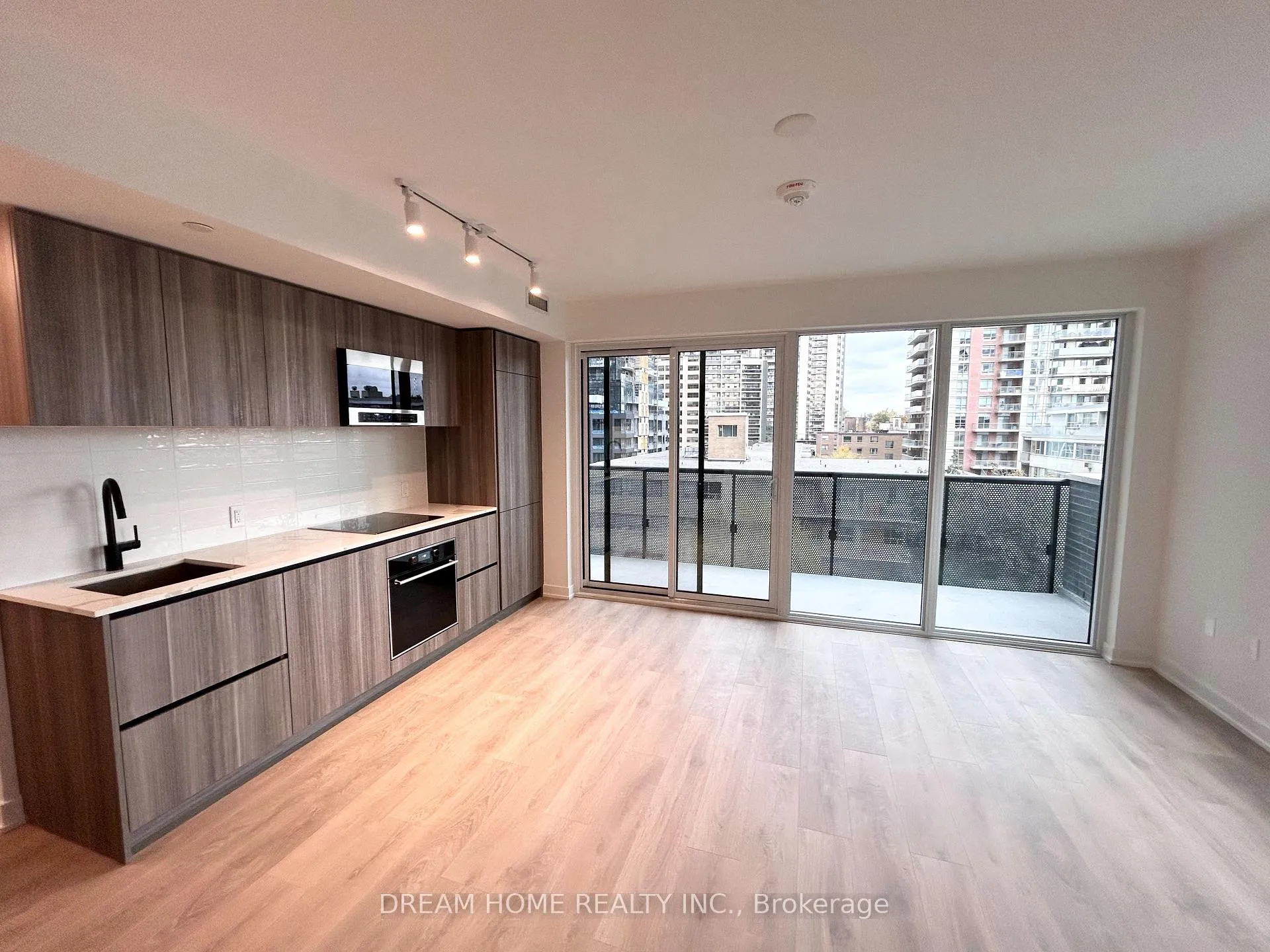 Photo 1 of Unit 513, 117 Broadway Avenue, Toronto, Mount Pleasant West — HOMEH