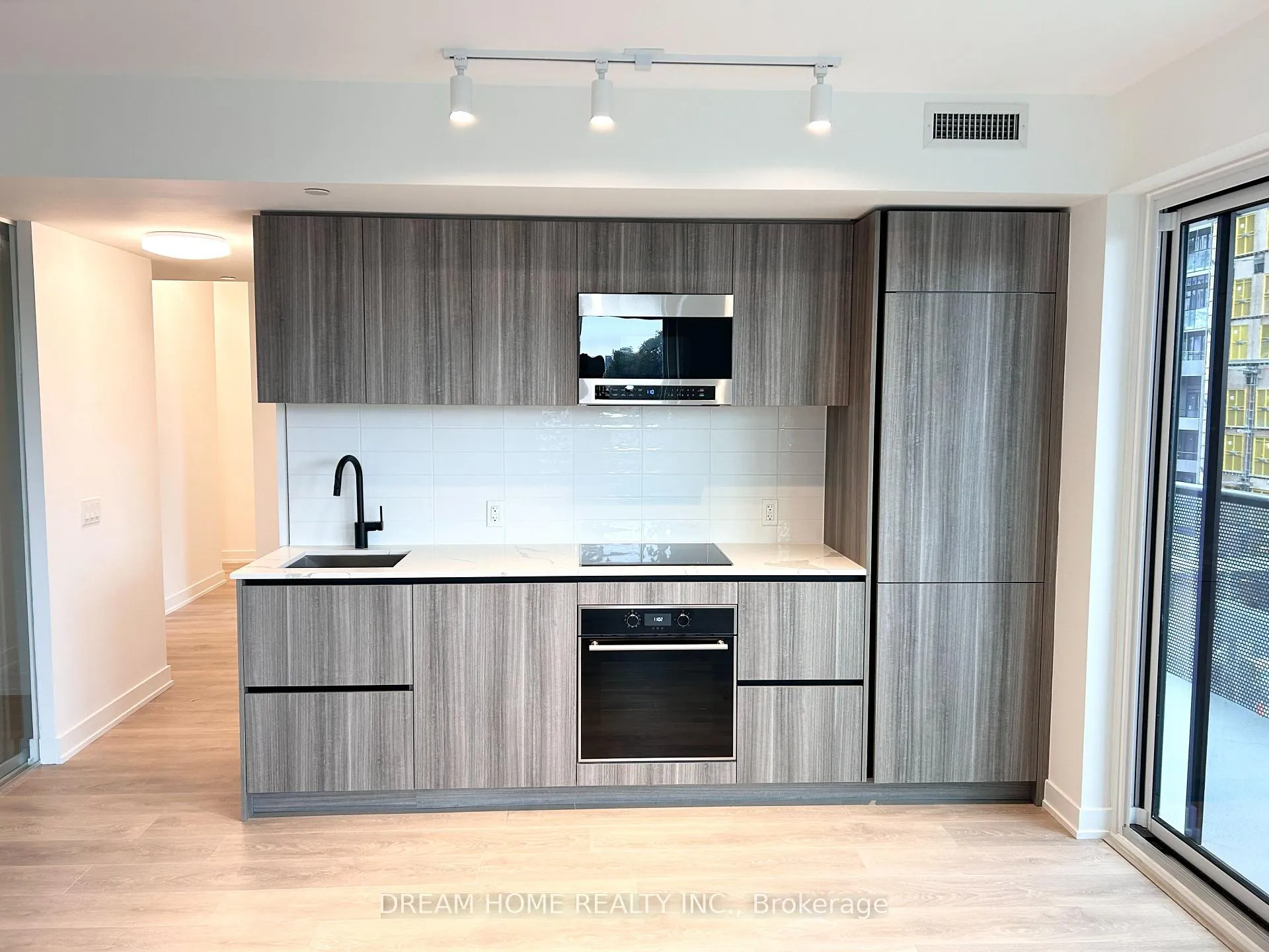 Photo 2 of Unit 513, 117 Broadway Avenue, Toronto, Mount Pleasant West — HOMEH