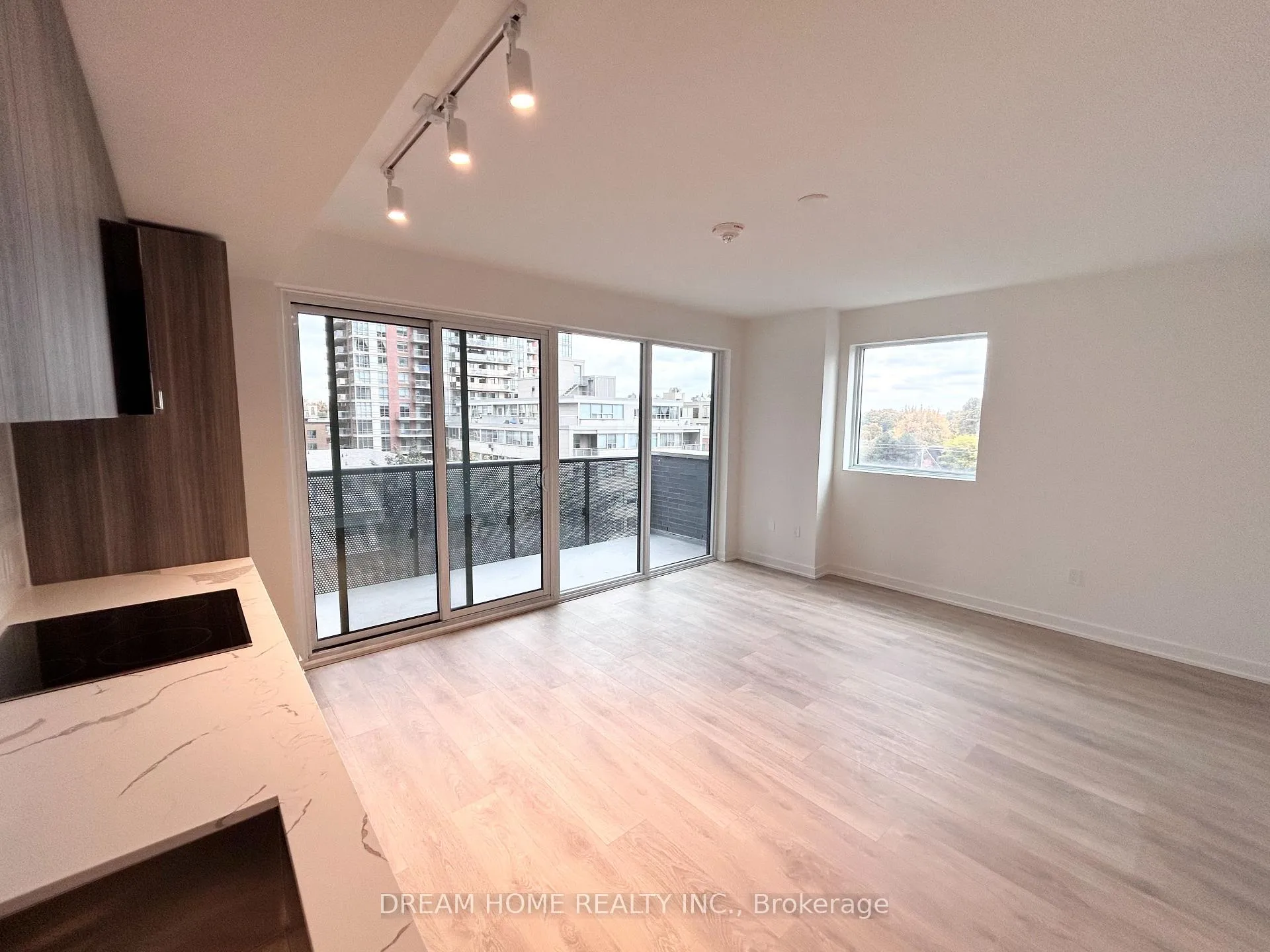Photo 3 of Unit 513, 117 Broadway Avenue, Toronto, Mount Pleasant West — HOMEH