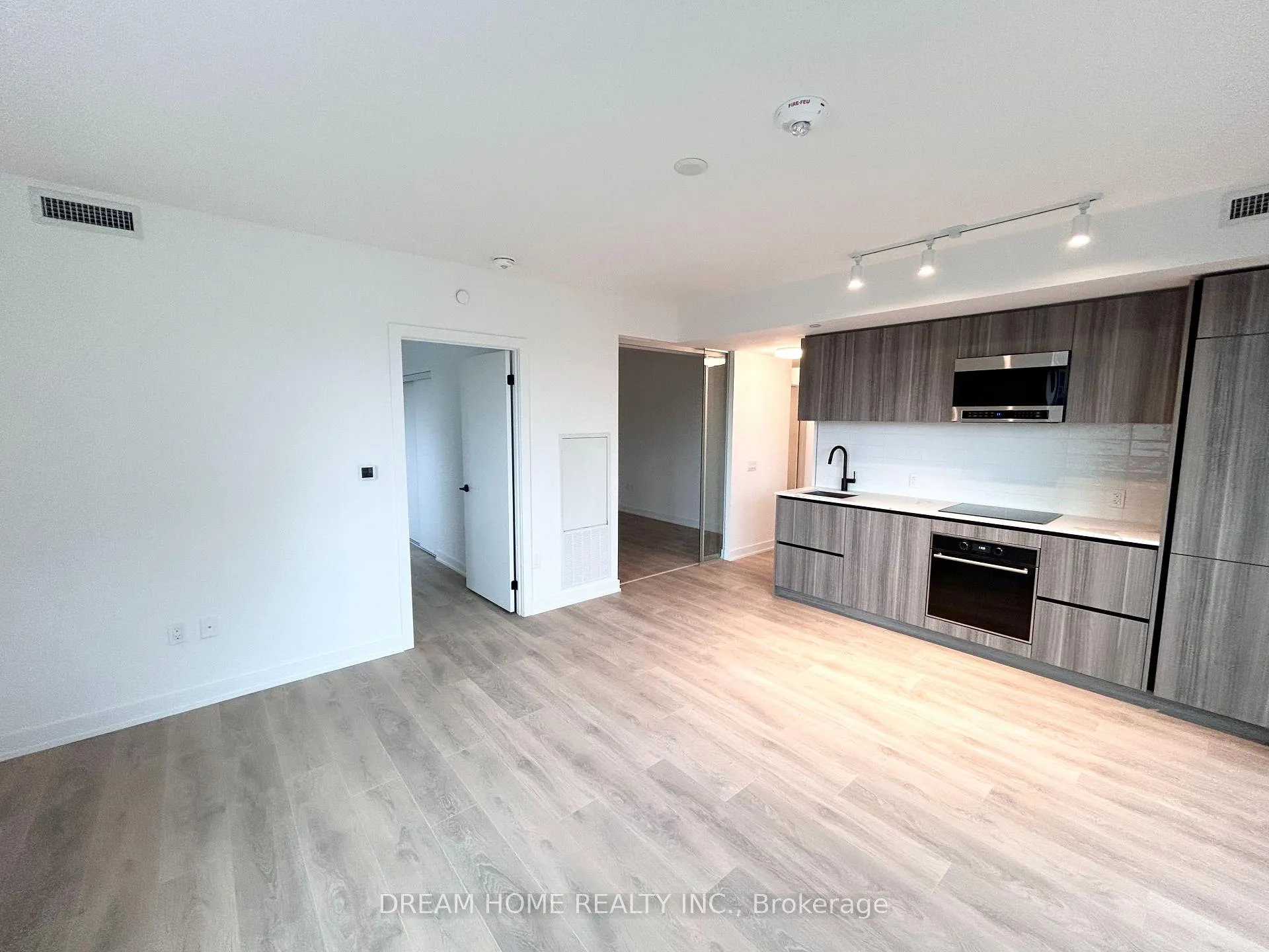 Photo 5 of Unit 513, 117 Broadway Avenue, Toronto, Mount Pleasant West — HOMEH