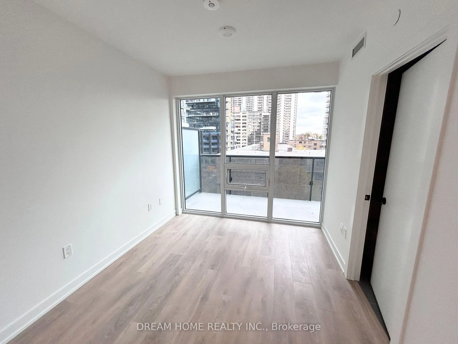 Photo 6 of Unit 513, 117 Broadway Avenue, Toronto, Mount Pleasant West — HOMEH