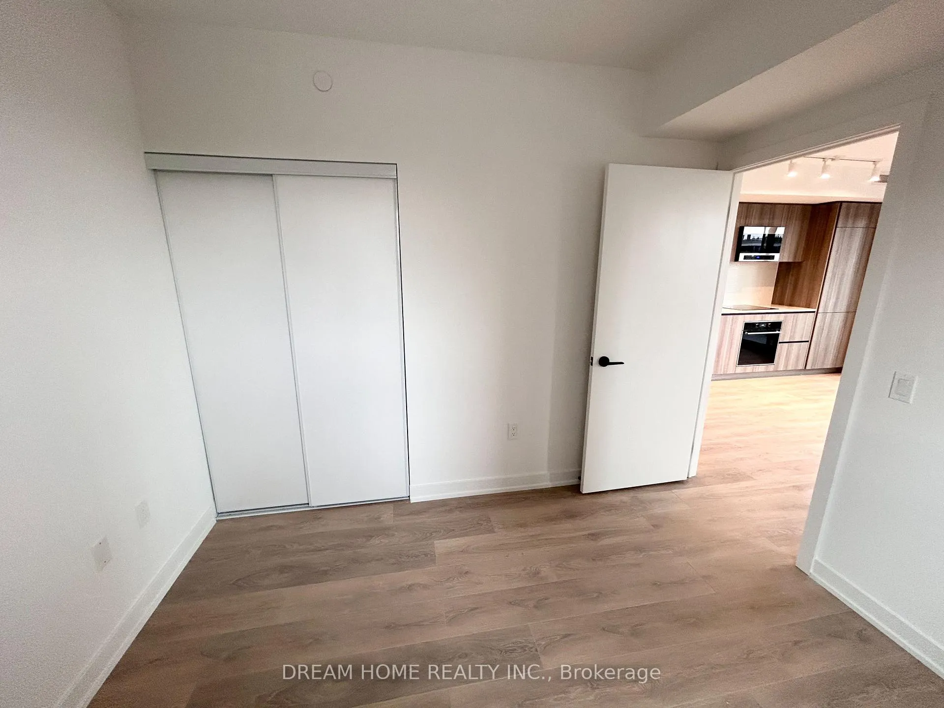 Photo 10 of Unit 513, 117 Broadway Avenue, Toronto, Mount Pleasant West — HOMEH