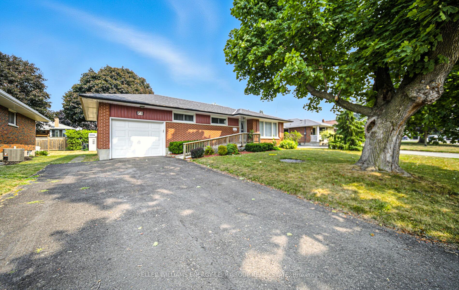 Photo 3 of 71 Parkway Crescent, Clarington, Bowmanville — HOMEH
