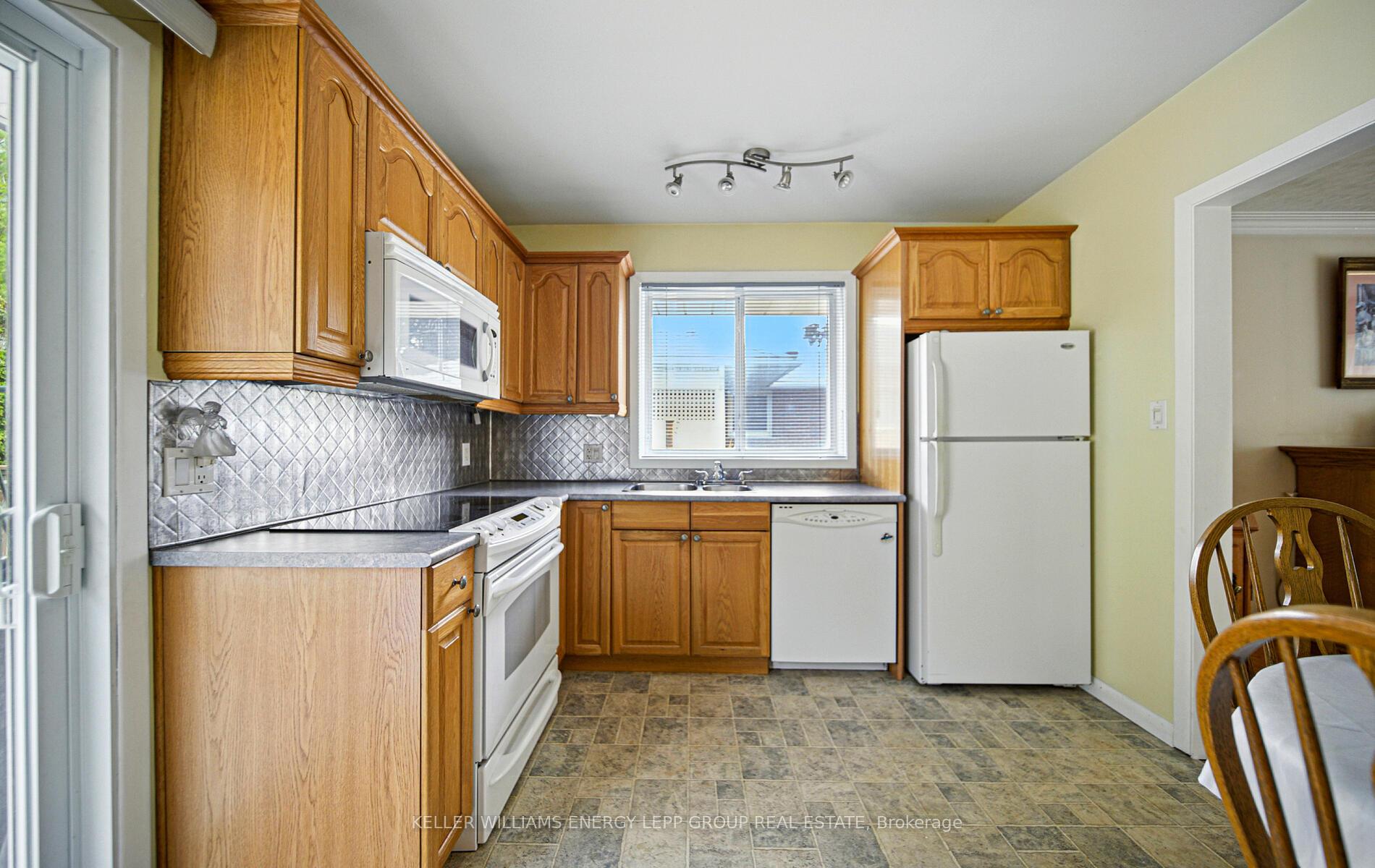 Photo 10 of 71 Parkway Crescent, Clarington, Bowmanville — HOMEH