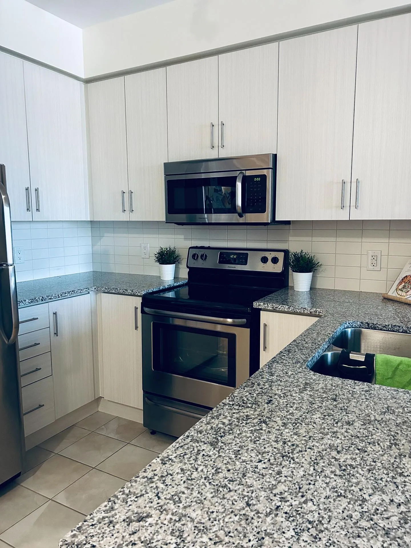 Photo 6 of Unit 604, 9255 Jane Street, Vaughan, Maple — HOMEH