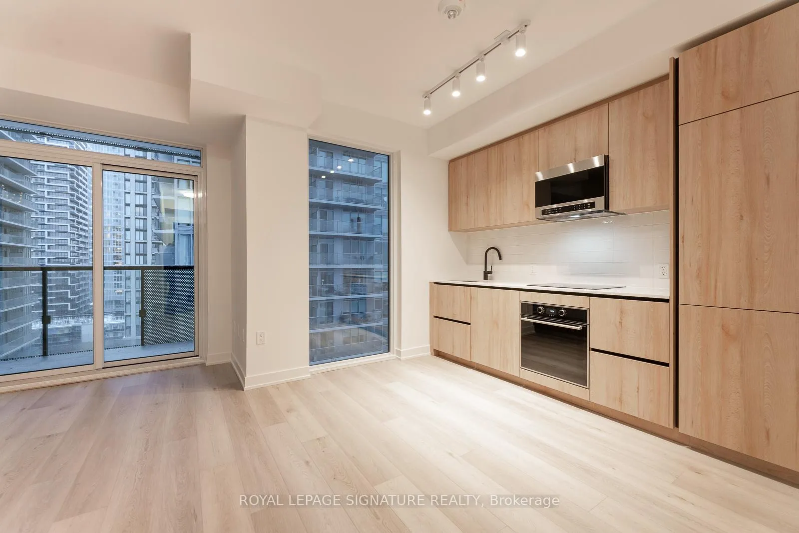 Photo 2 of Unit 1703, 117 Broadway Avenue, Toronto, Mount Pleasant West — HOMEH