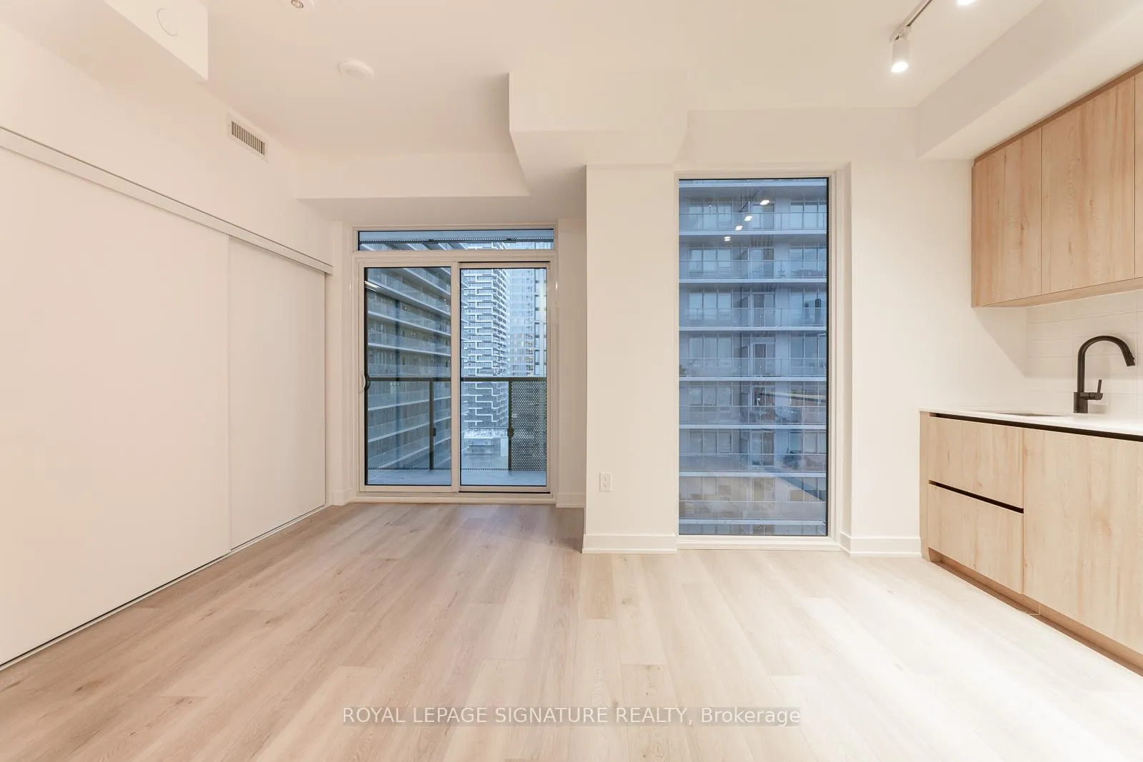 Photo 3 of Unit 1703, 117 Broadway Avenue, Toronto, Mount Pleasant West — HOMEH