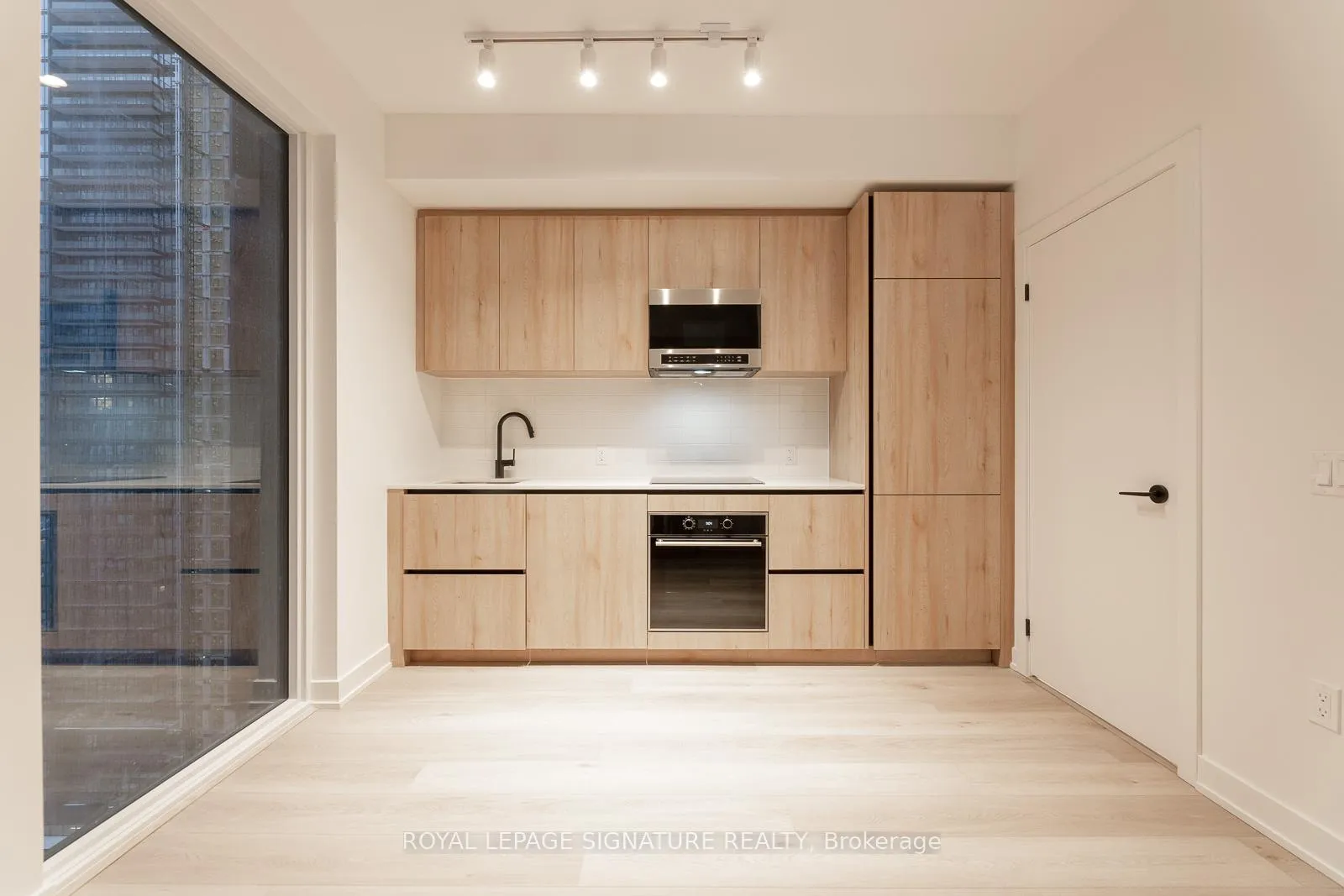 Photo 4 of Unit 1703, 117 Broadway Avenue, Toronto, Mount Pleasant West — HOMEH