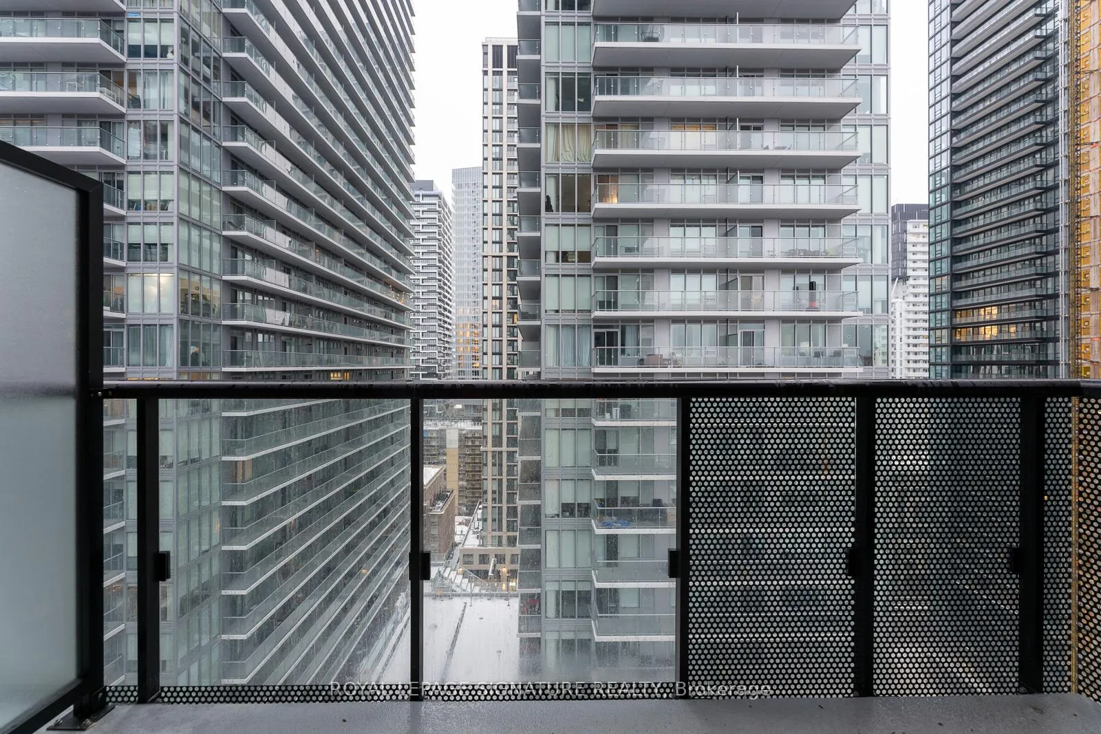 Photo 13 of Unit 1703, 117 Broadway Avenue, Toronto, Mount Pleasant West — HOMEH