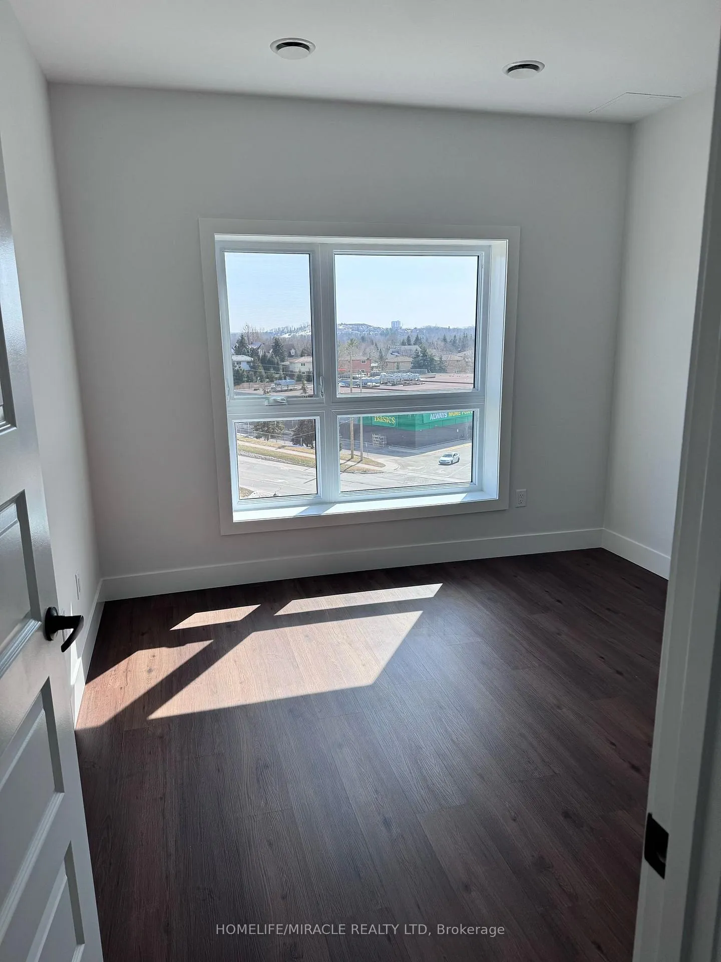 Photo 9 of Unit 614, 1000 Lackner Place, Kitchener — HOMEH