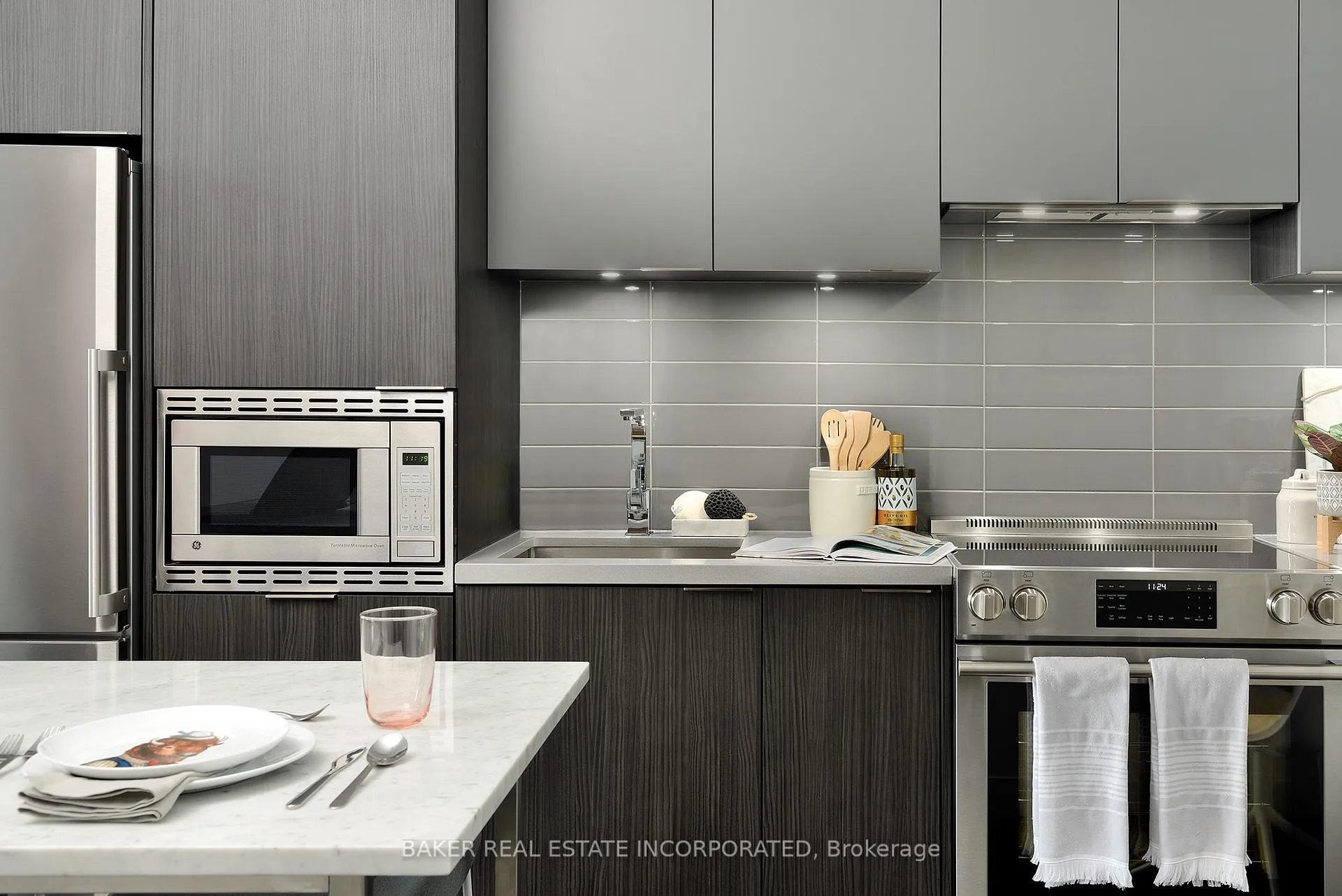 Photo 3 of Unit 2106, 15 Roehampton Avenue, Toronto, Mount Pleasant West — HOMEH