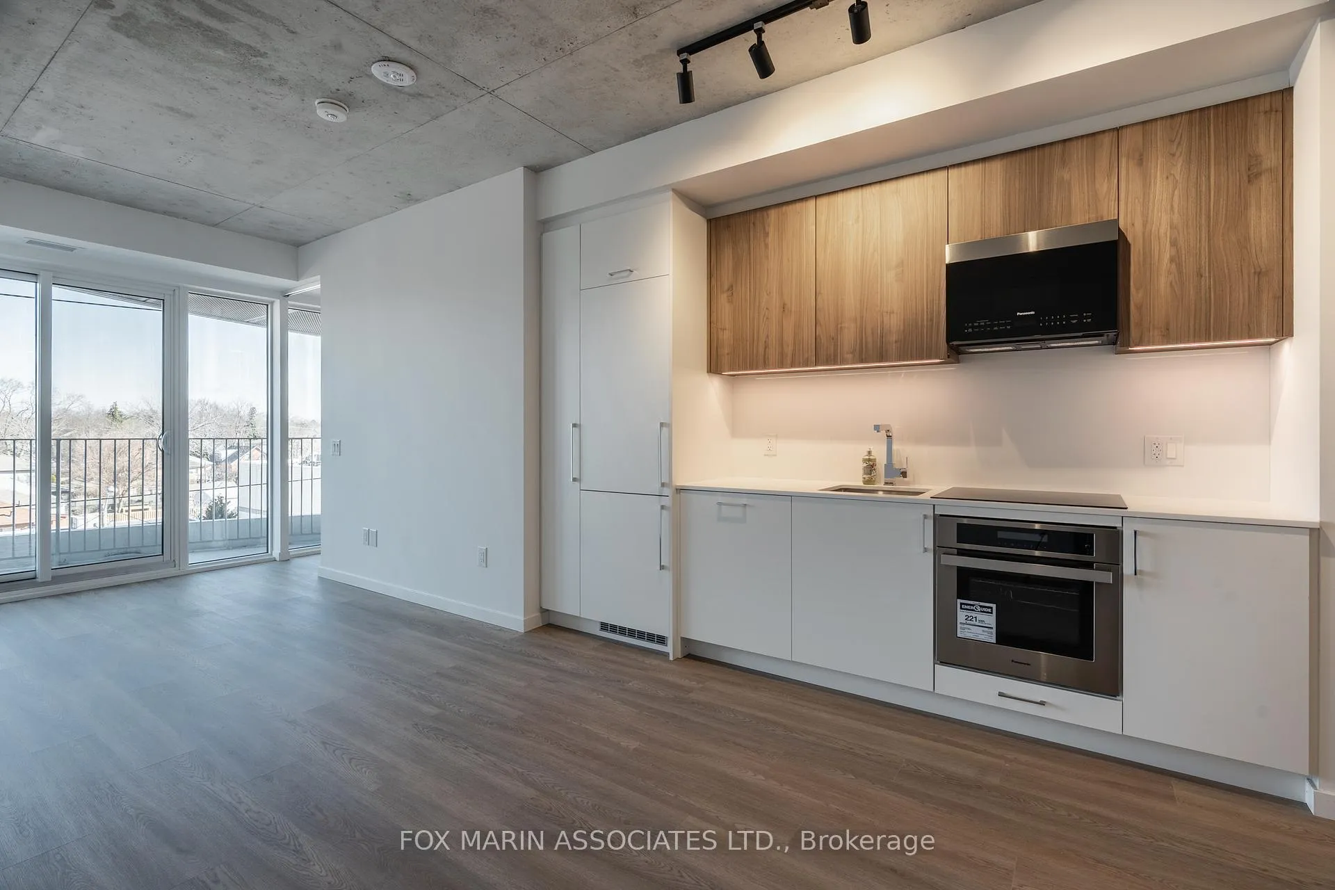 Front of Unit 416, 689 The Queensway
