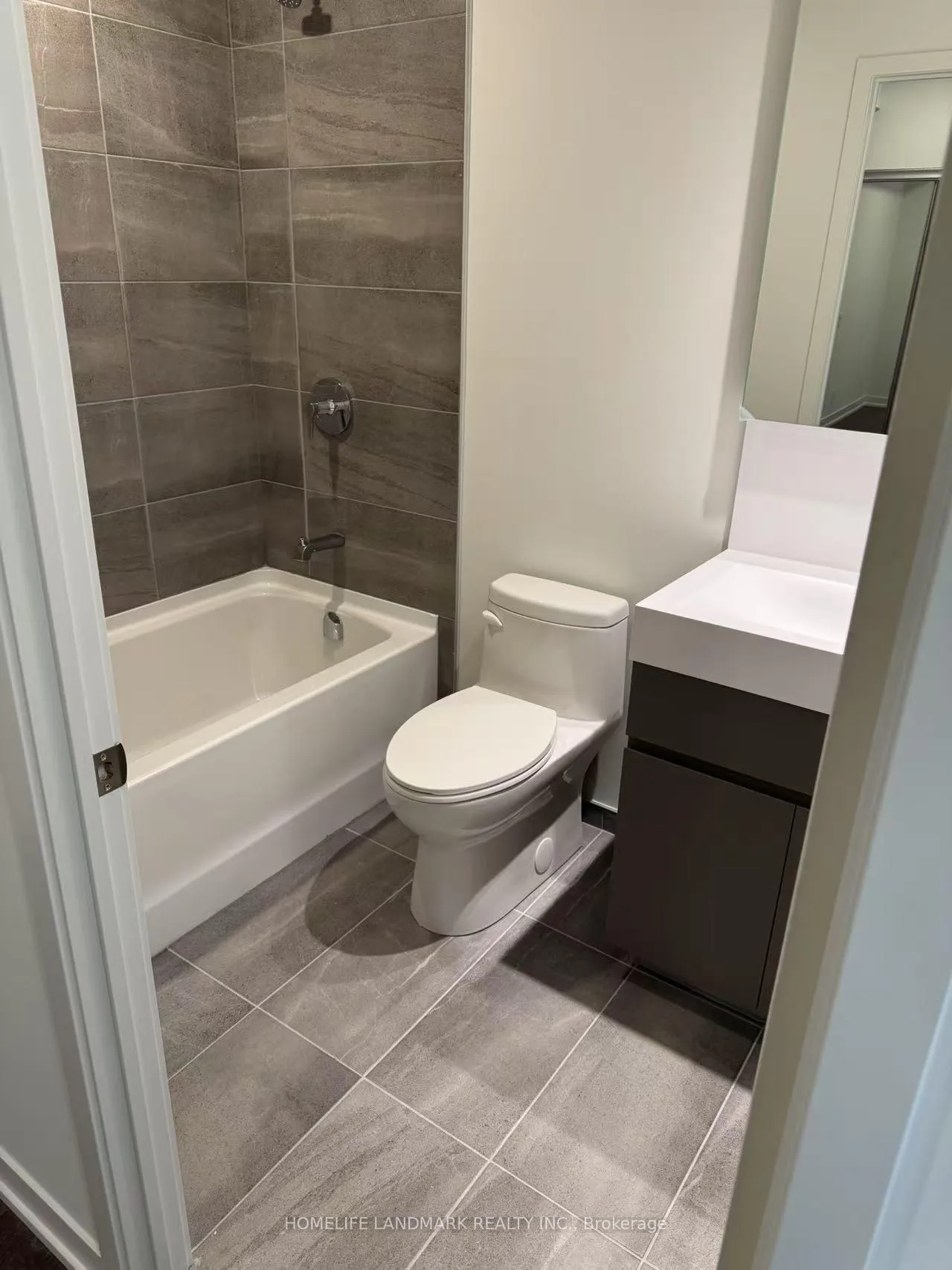 Photo 5 of Unit 2807, 39 Mary Street, Barrie, City Centre — HOMEH