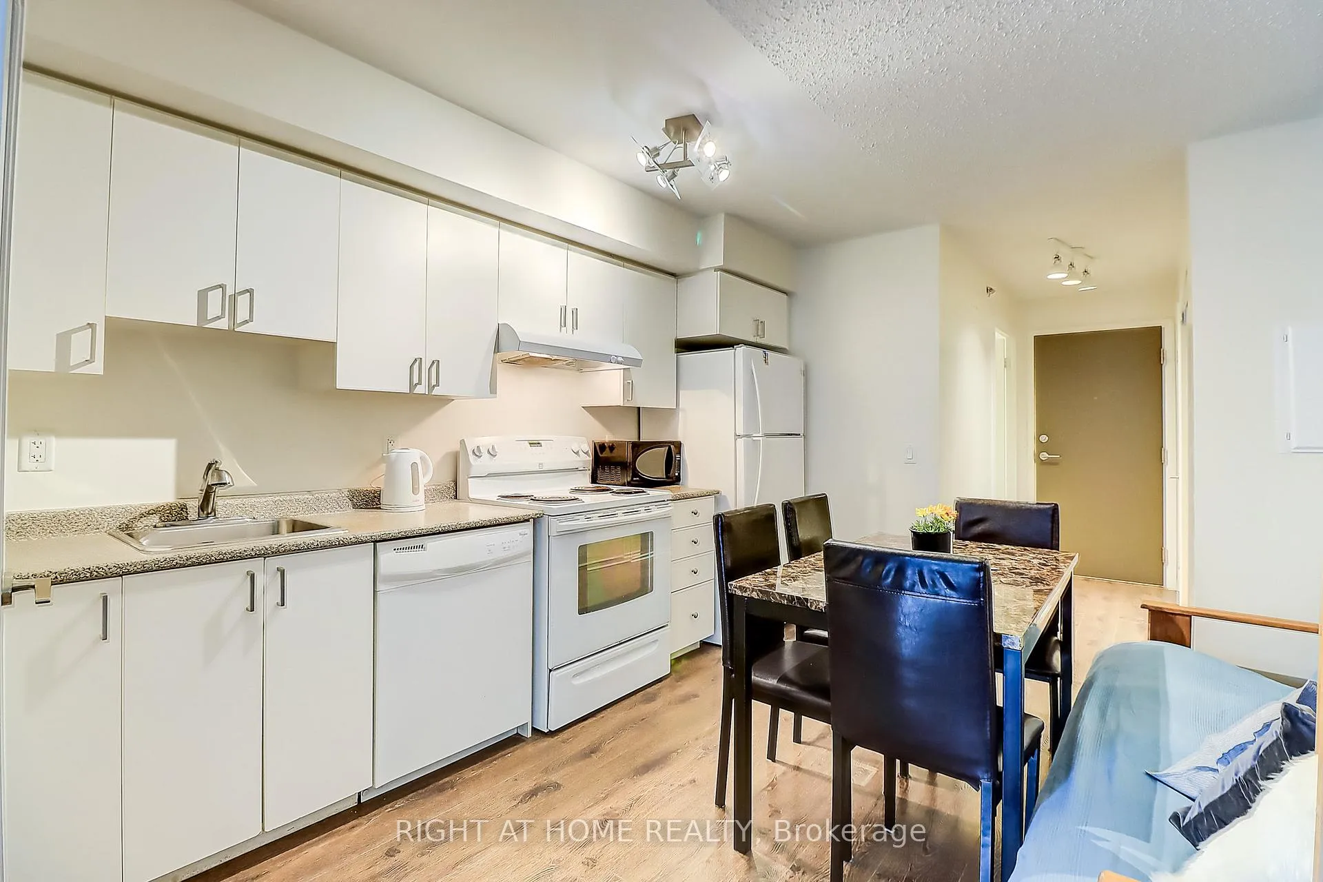 Photo 7 of Unit 423, 35 Saranac Boulevard, Toronto, Englemount-Lawrence — HOMEH