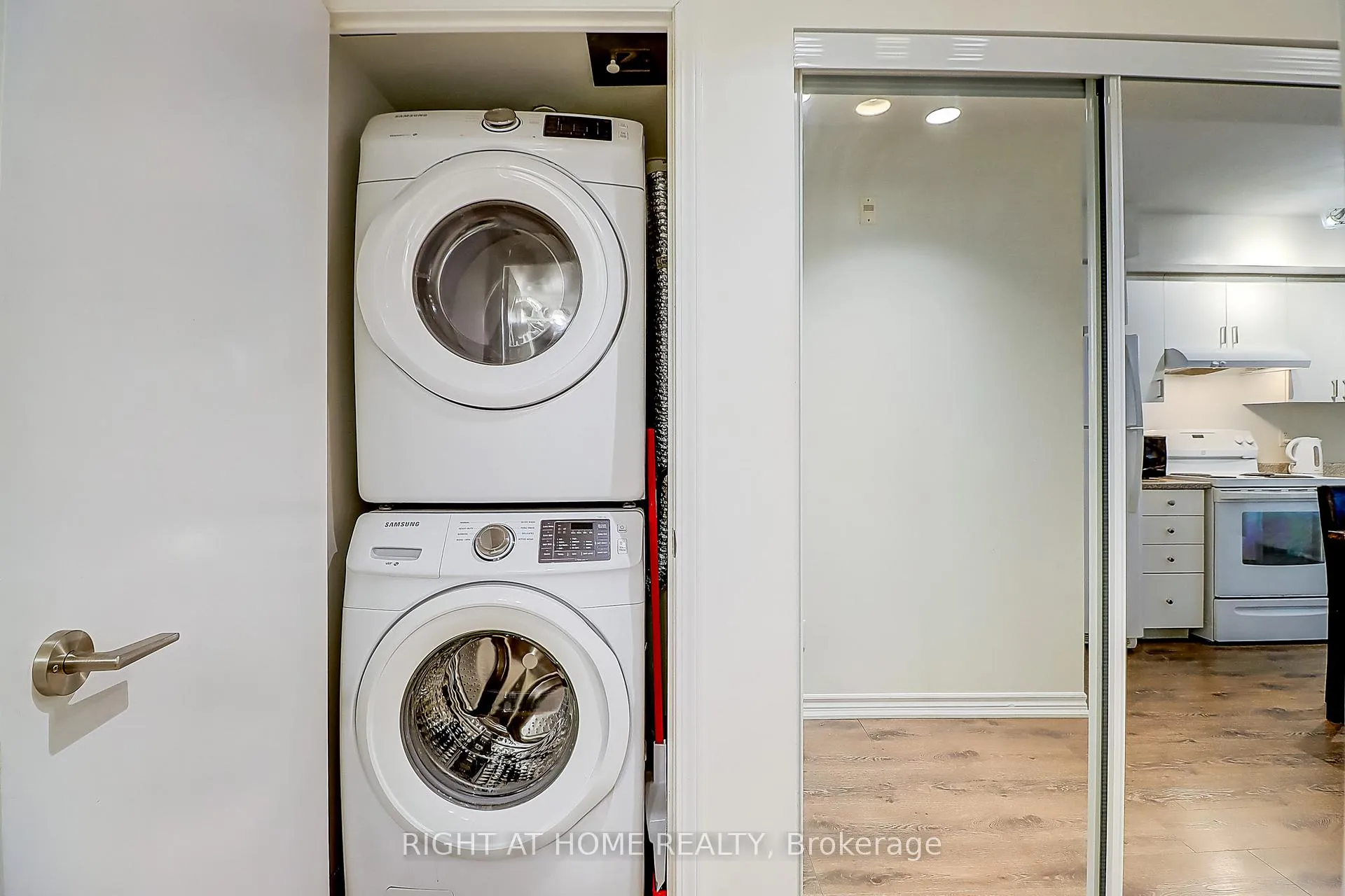 Photo 8 of Unit 423, 35 Saranac Boulevard, Toronto, Englemount-Lawrence — HOMEH