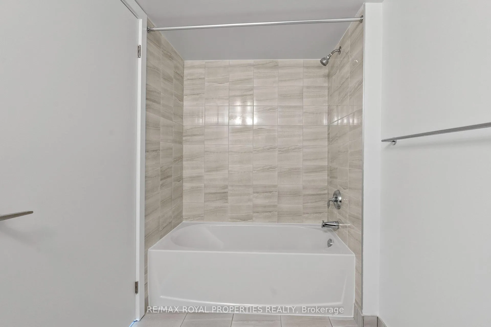 Photo 7 of Unit 1611, 1435 Celebration Drive, Pickering, Bay Ridges — HOMEH