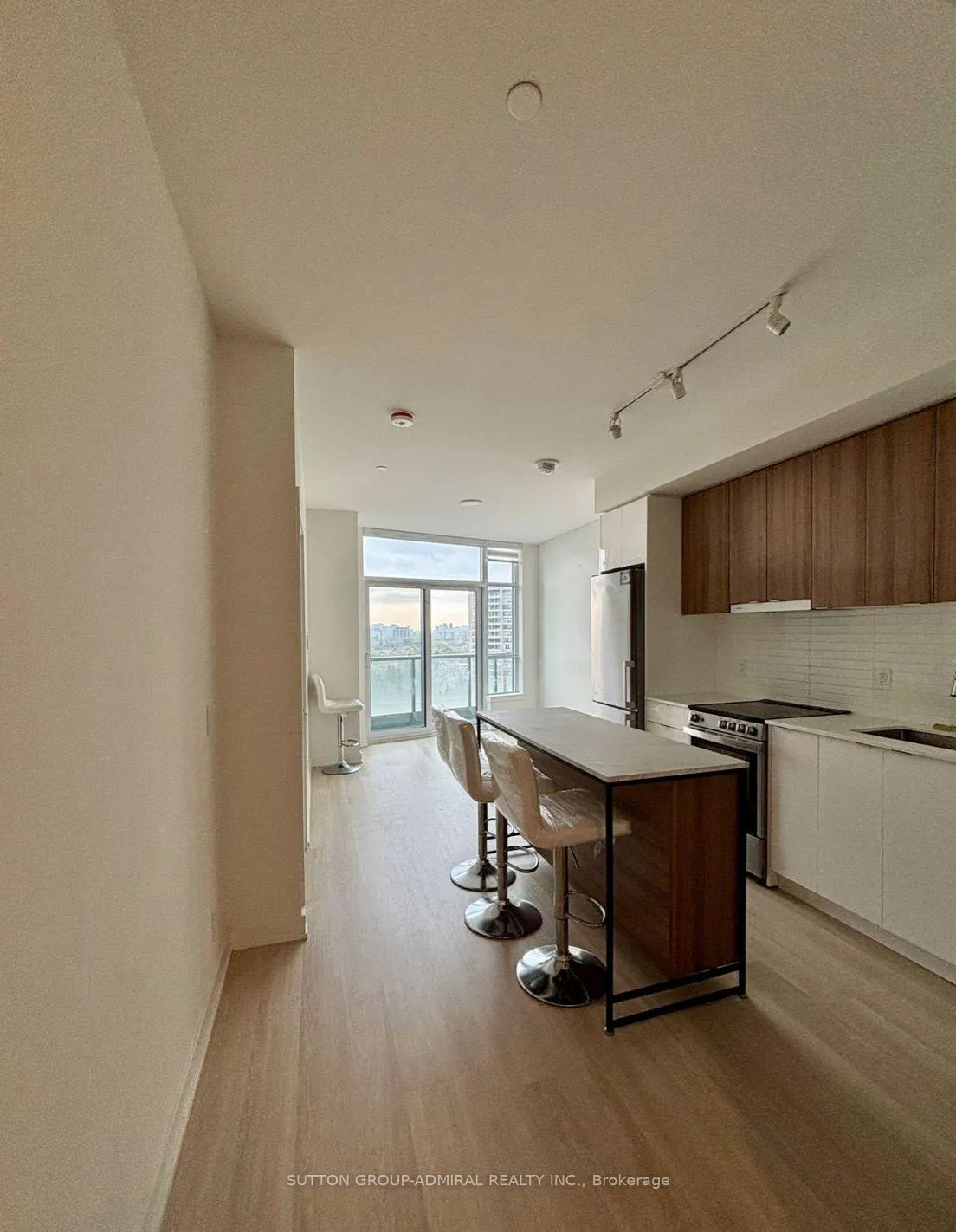 Photo 3 of Unit 704A, 30 Upper Mall Way, Vaughan, Brownridge — HOMEH