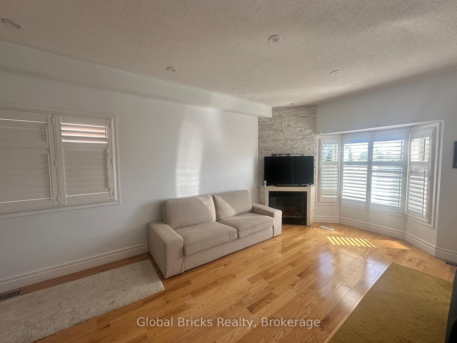 Photo 6 of 3366 Roma Avenue, Burlington, Alton — HOMEH