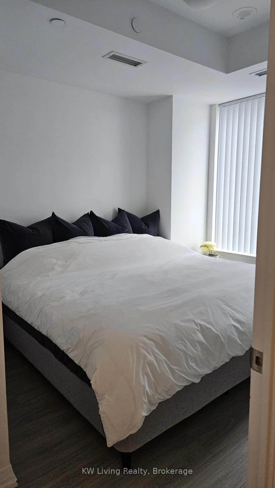 Photo 5 of Unit 903, 25 Holly Street, Toronto, Mount Pleasant West — HOMEH