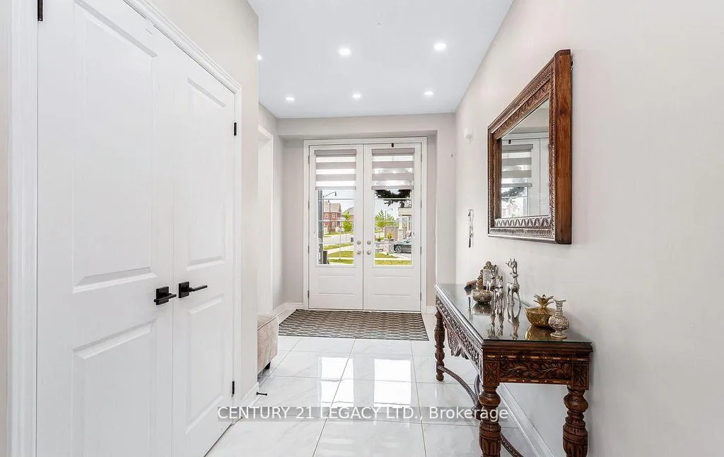 Photo 9 of 35 Farringdon Crescent, Brampton, Northwest Brampton — HOMEH