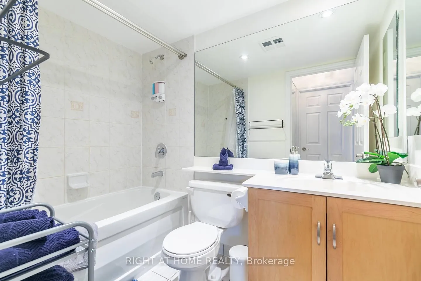 Front of Unit 1430, 250 Wellington Street W