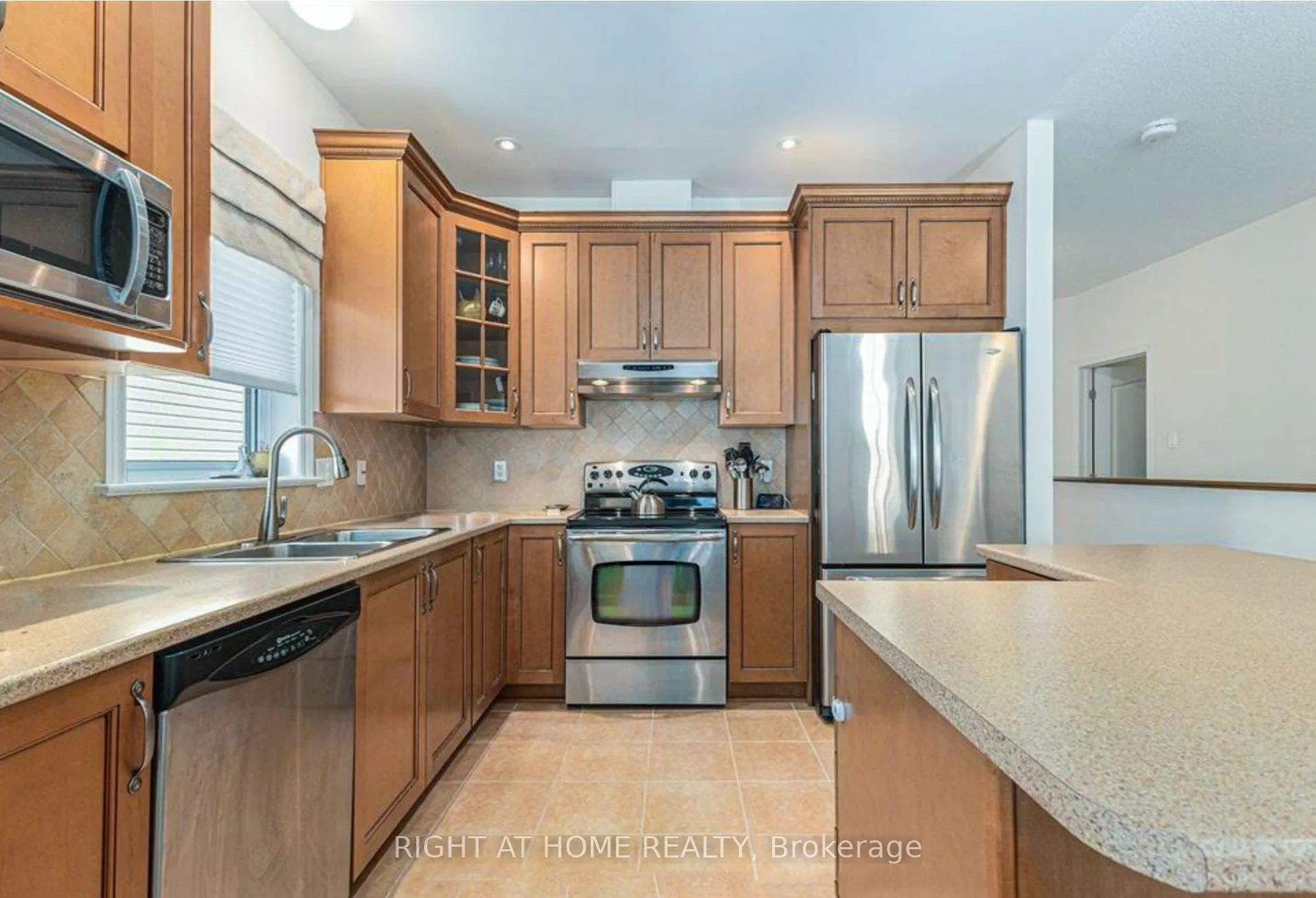 Photo 4 of 193 Shepody Circle, Ottawa, Blossom Park/Kemp Park/Findlay Creek — HOMEH