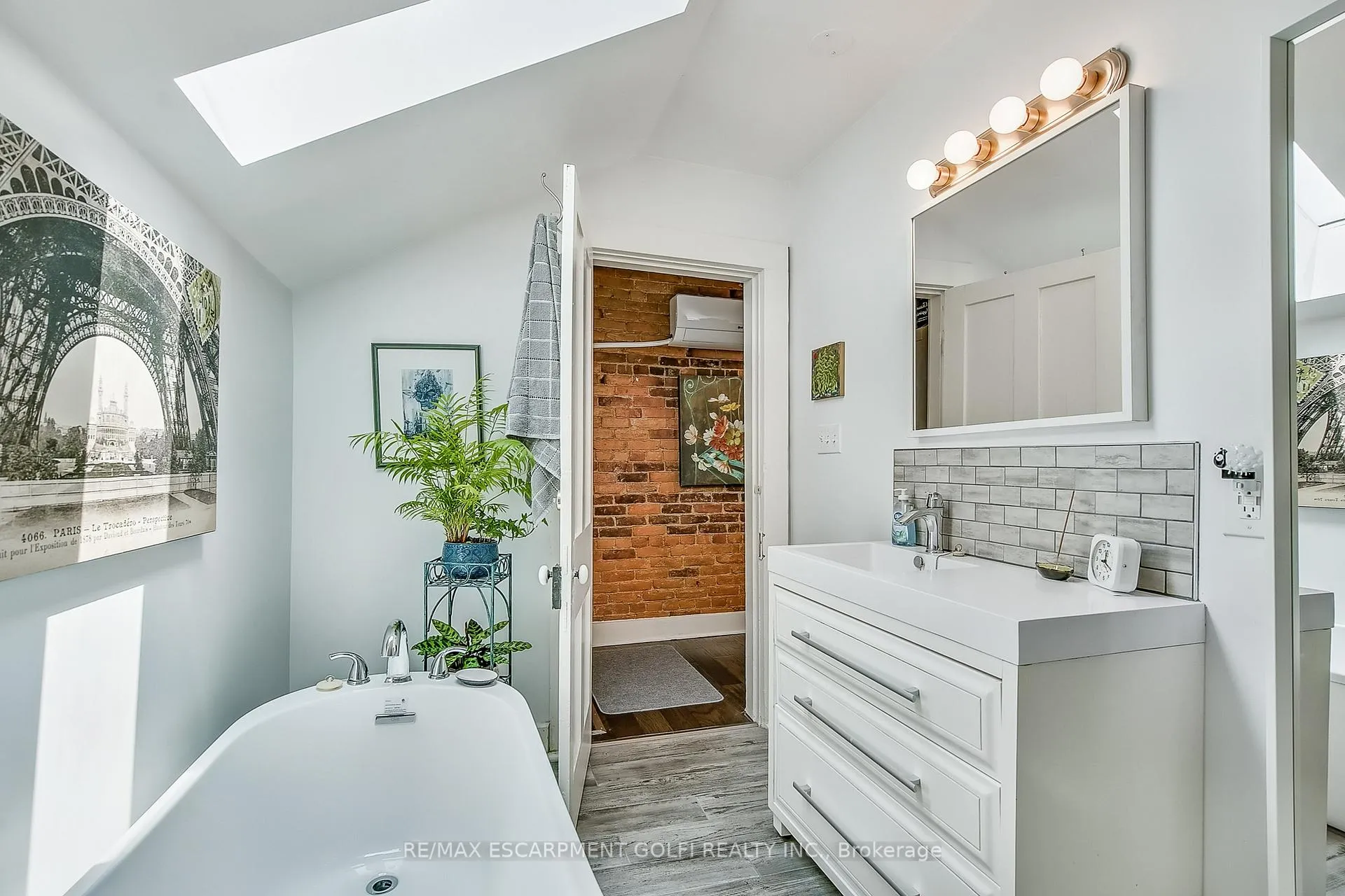 Photo 15 of 19 York Street, St. Catharines, Downtown — HOMEH