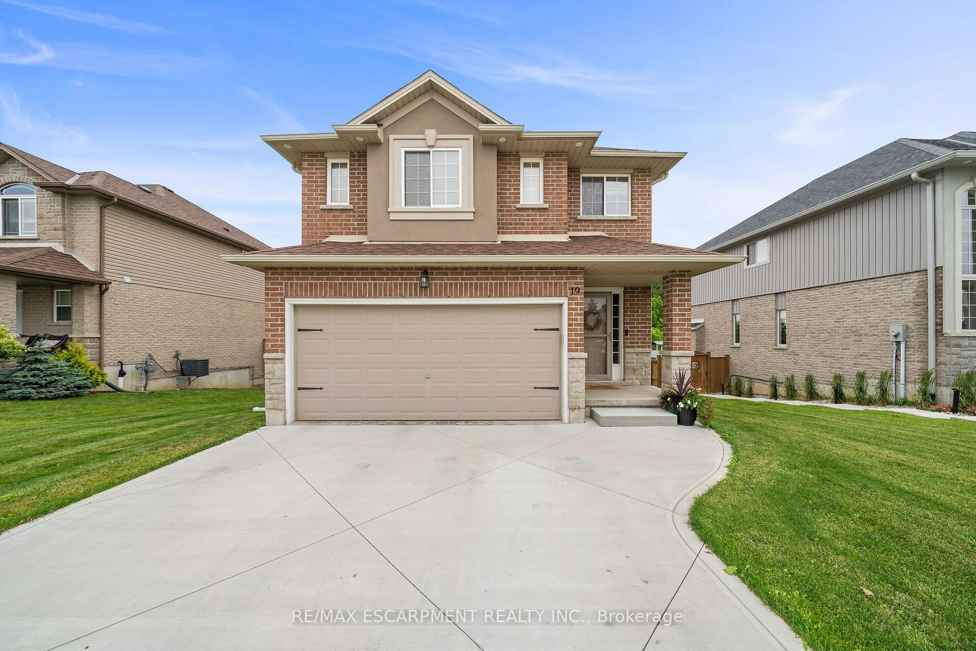 Photo 3 of 19 Hudson Drive, Haldimand — HOMEH