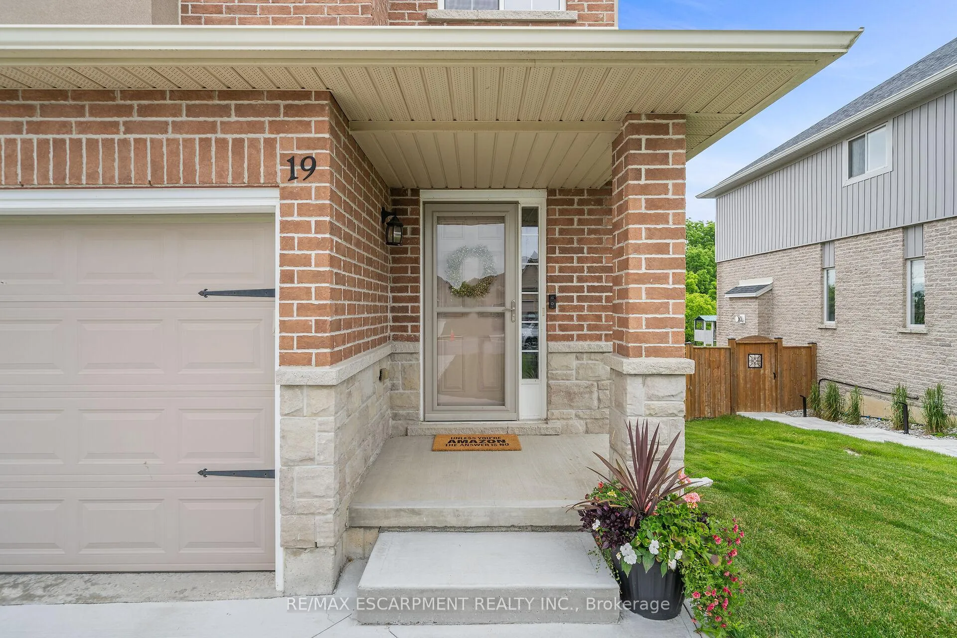 Photo 4 of 19 Hudson Drive, Haldimand — HOMEH