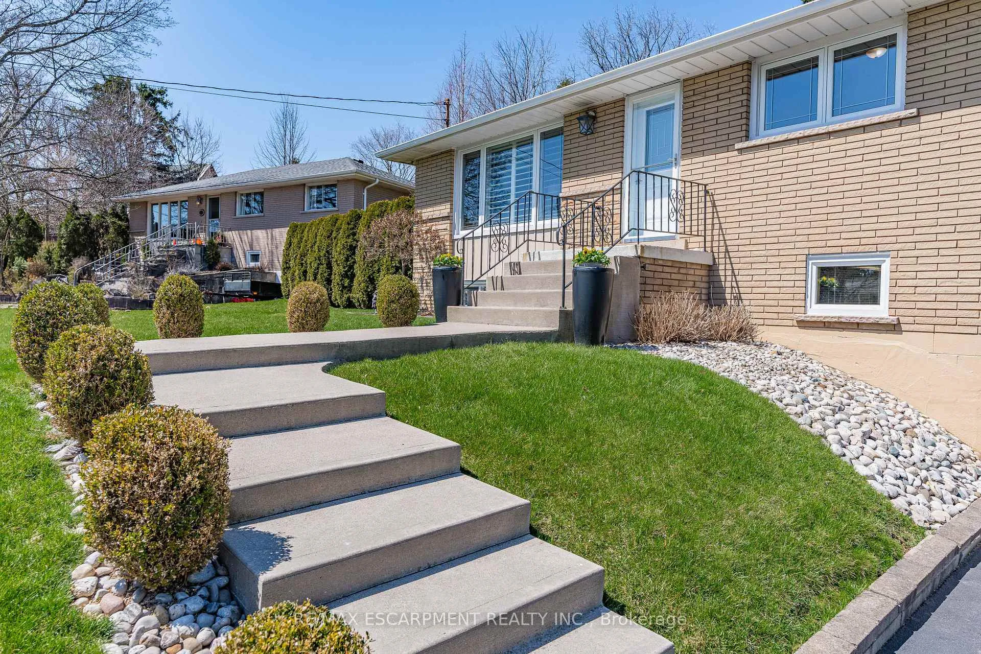 Photo 2 of 77 Hill Crest, Hamilton, Ancaster — HOMEH