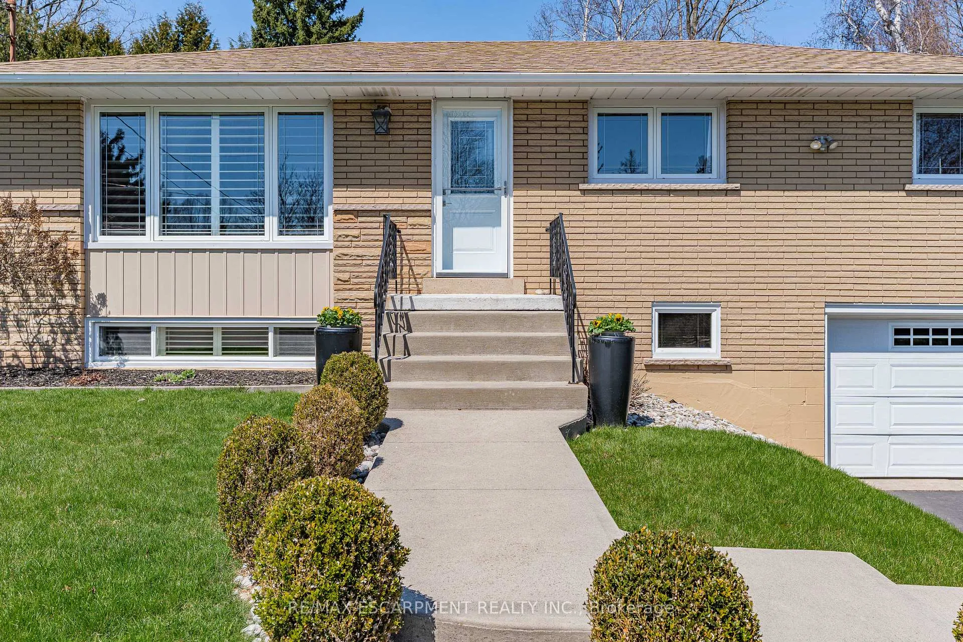 Photo 3 of 77 Hill Crest, Hamilton, Ancaster — HOMEH