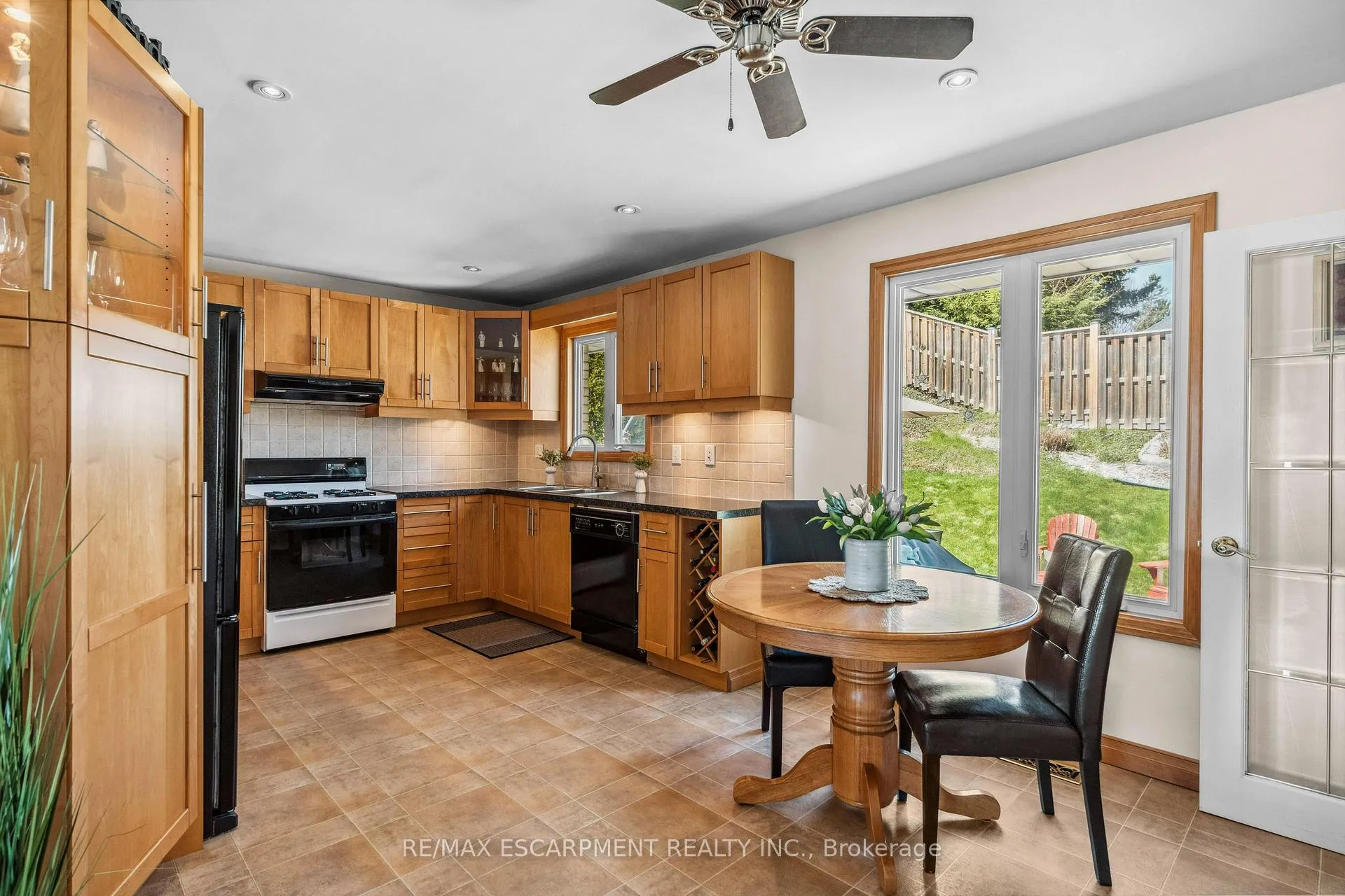 Photo 8 of 77 Hill Crest, Hamilton, Ancaster — HOMEH