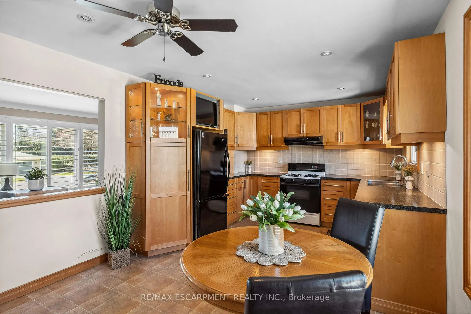 Photo 9 of 77 Hill Crest, Hamilton, Ancaster — HOMEH