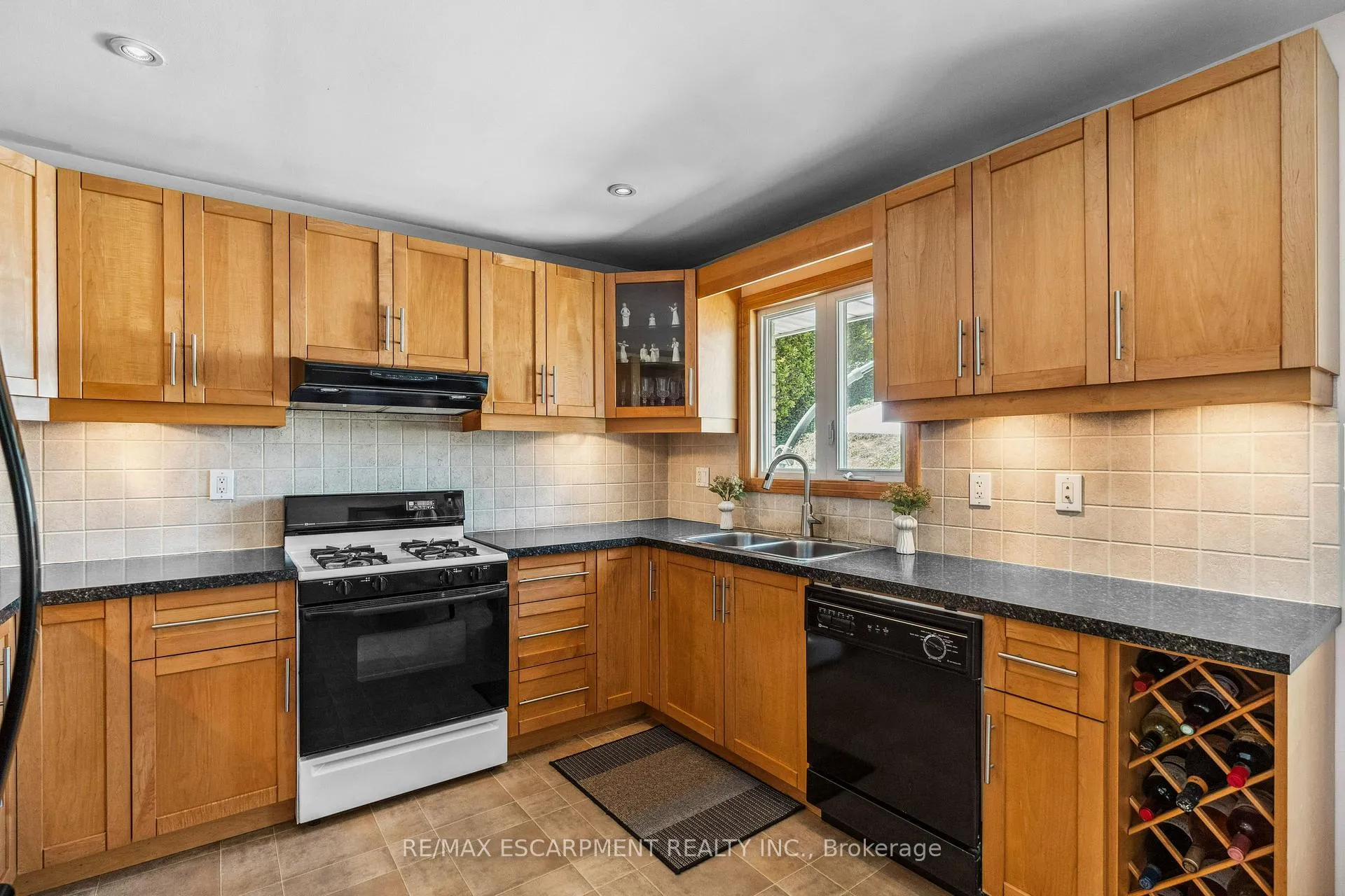 Photo 10 of 77 Hill Crest, Hamilton, Ancaster — HOMEH