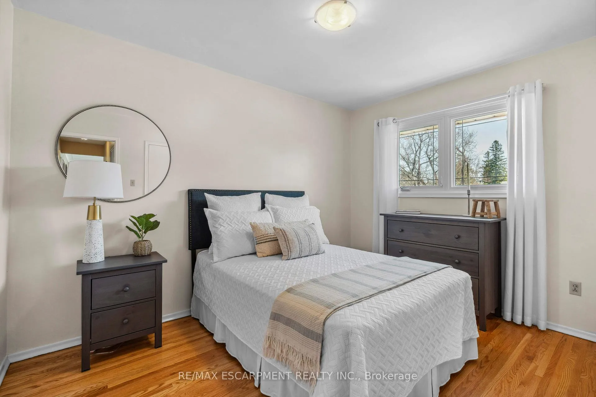 Photo 12 of 77 Hill Crest, Hamilton, Ancaster — HOMEH