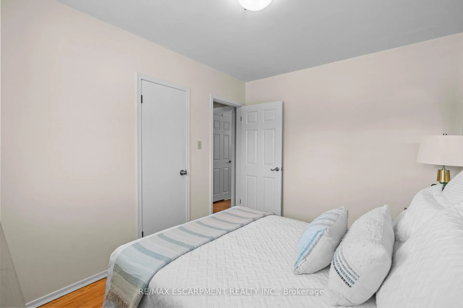 Photo 13 of 77 Hill Crest, Hamilton, Ancaster — HOMEH