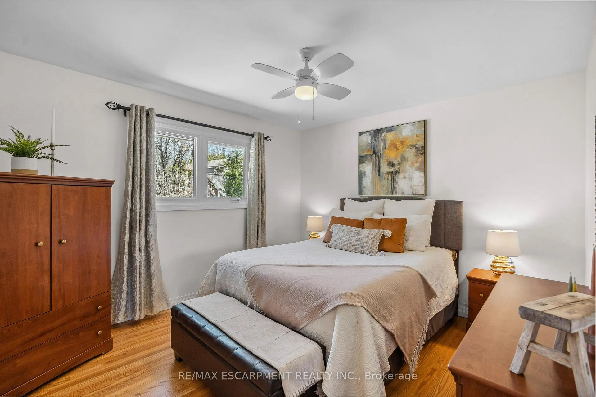 Photo 14 of 77 Hill Crest, Hamilton, Ancaster — HOMEH