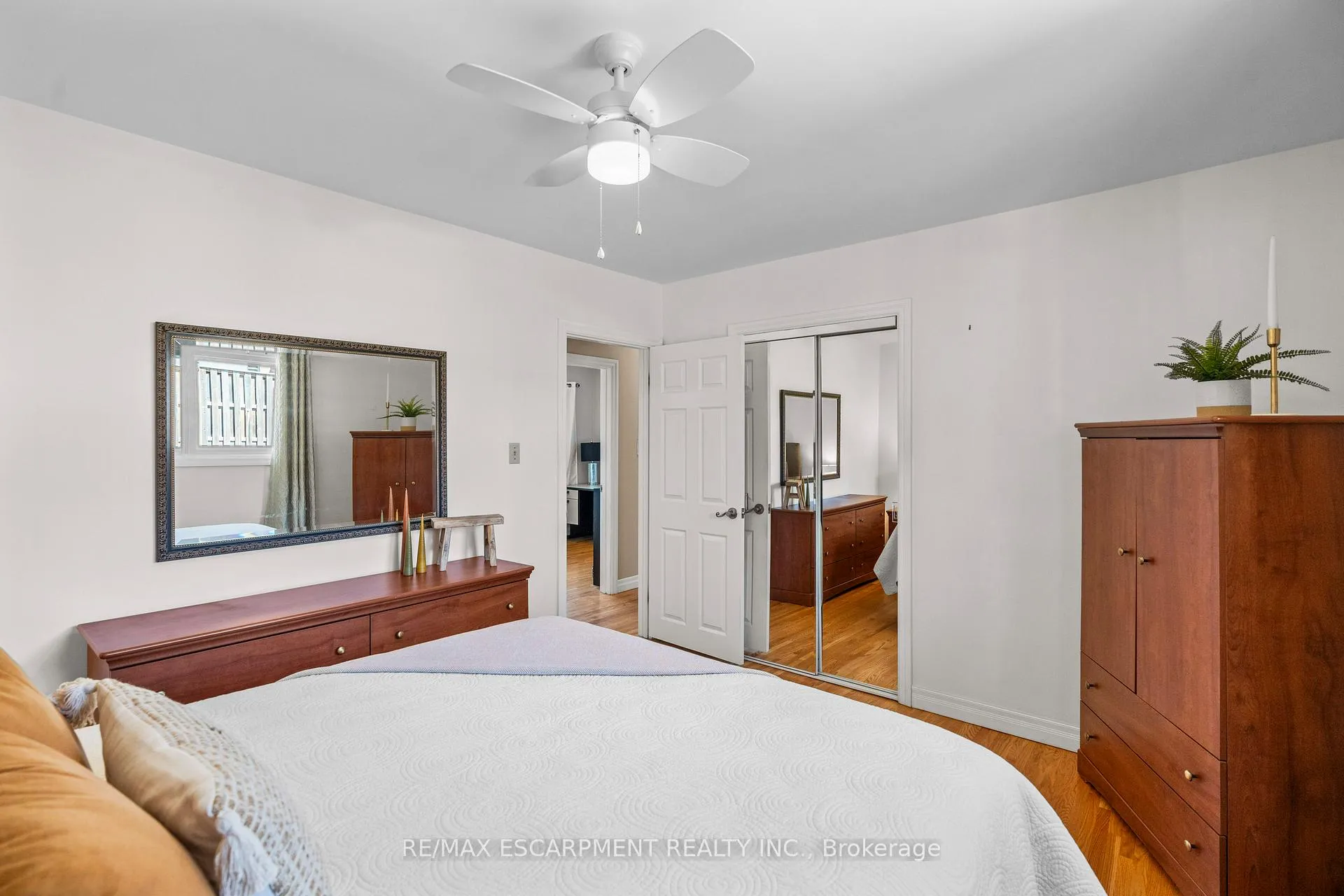 Photo 15 of 77 Hill Crest, Hamilton, Ancaster — HOMEH