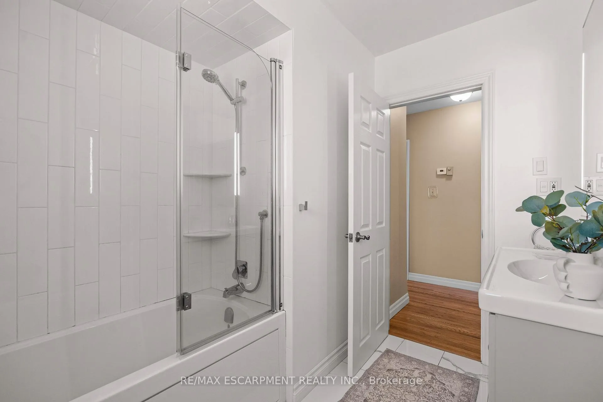 Photo 17 of 77 Hill Crest, Hamilton, Ancaster — HOMEH