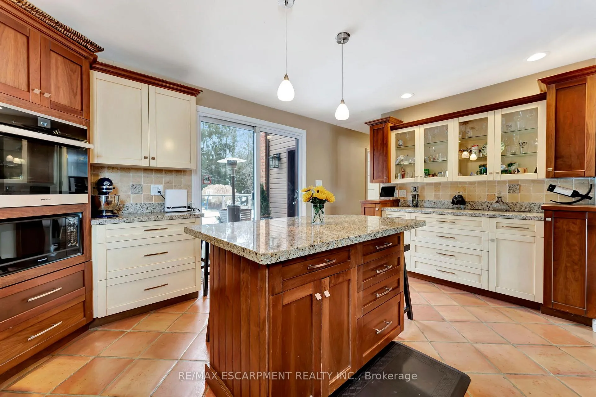 Photo 10 of 101 Hillcrest Avenue, Hamilton, Greensville — HOMEH
